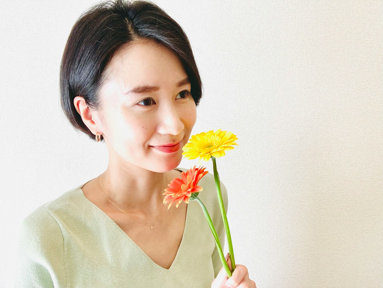 Portrait d'une femme tenant des fleurs avec un sourire fleurs de couleur vive