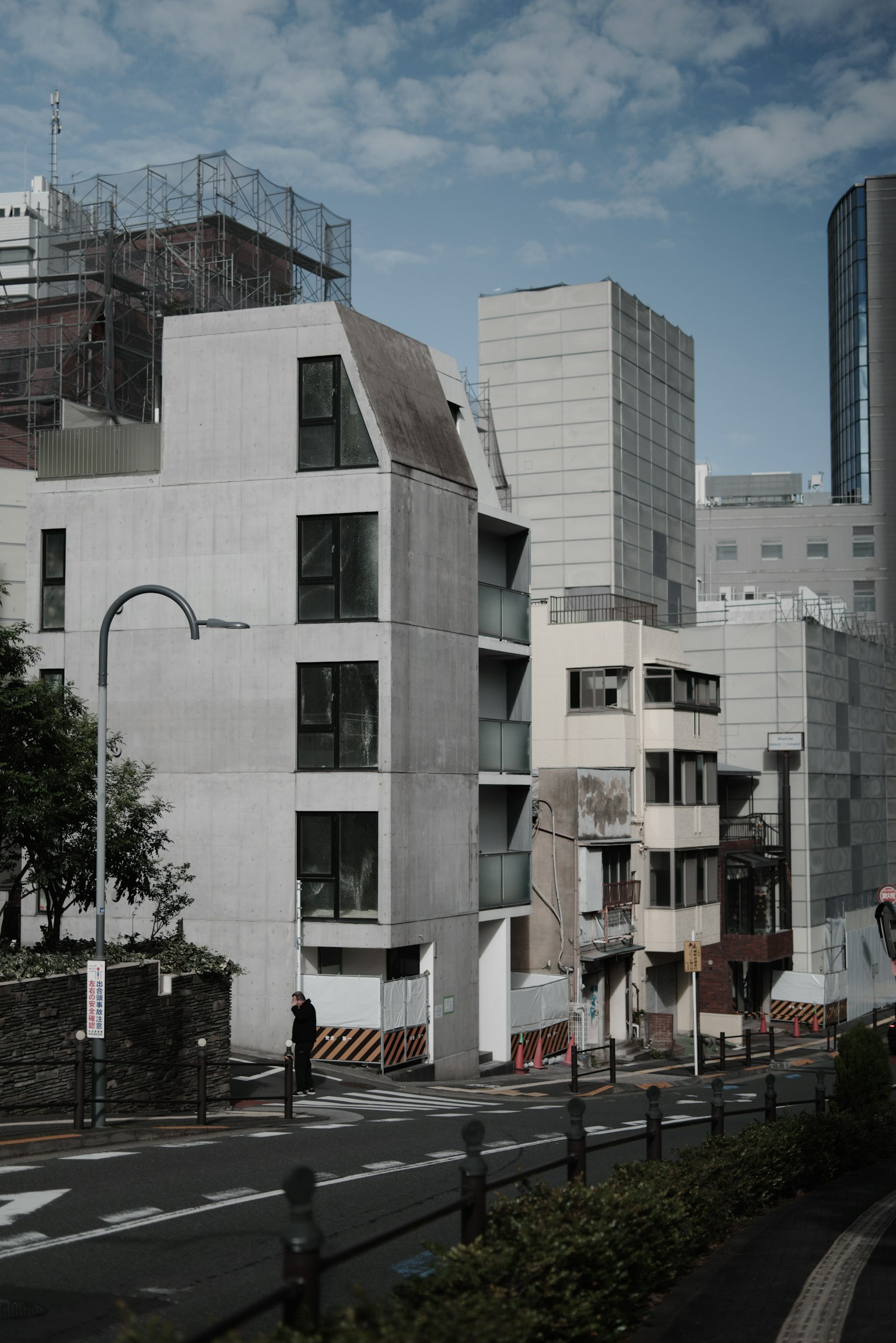 Bangunan modern dari beton di sepanjang jalan kota