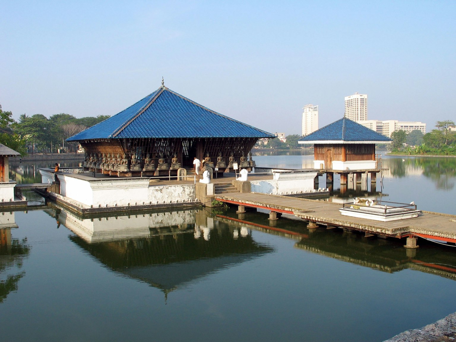 湖上传统建筑和蓝色屋顶的凉亭
