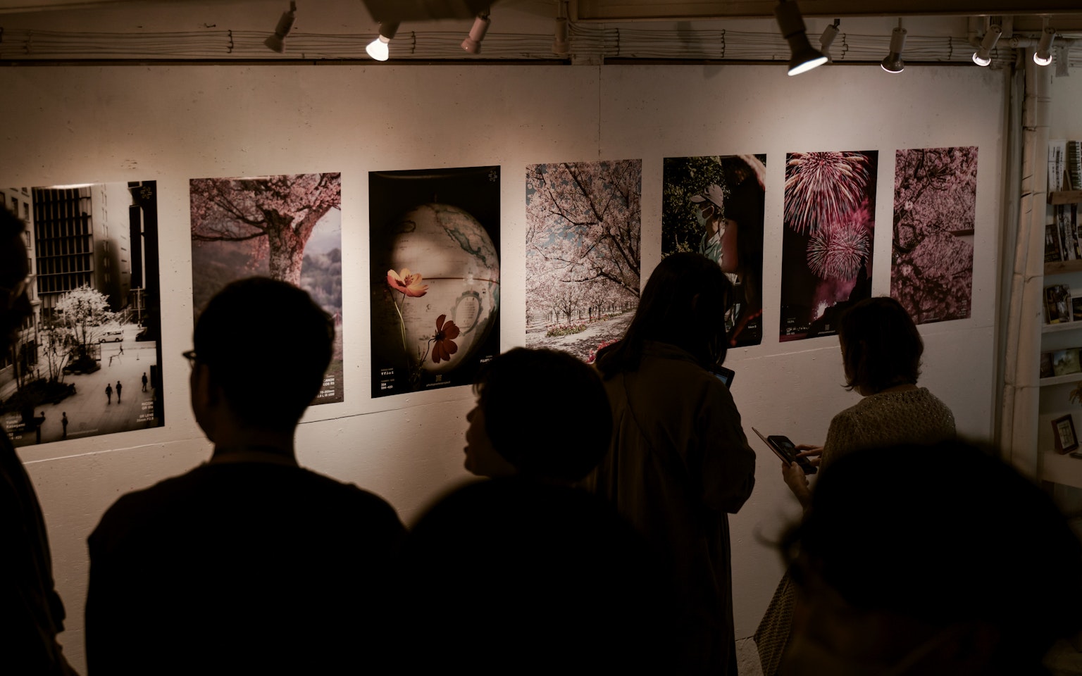 观众在艺术画廊欣赏展示的照片
