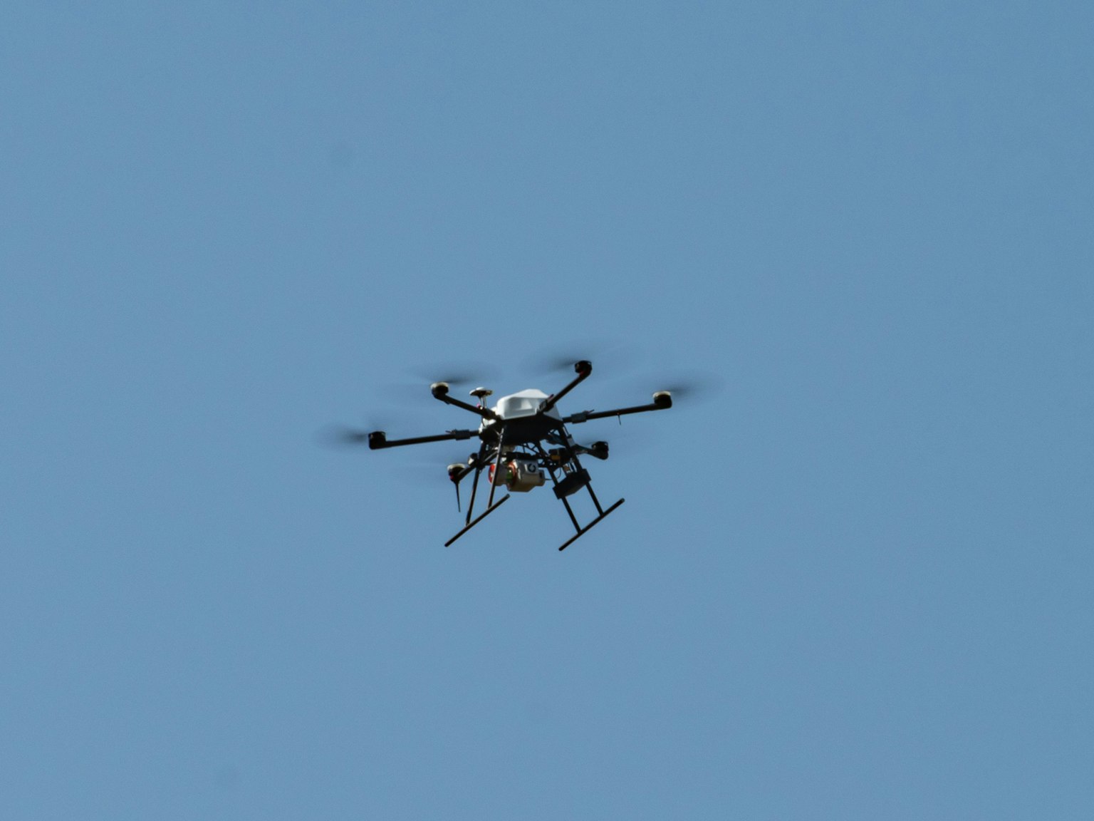 Drone terbang di langit biru yang cerah