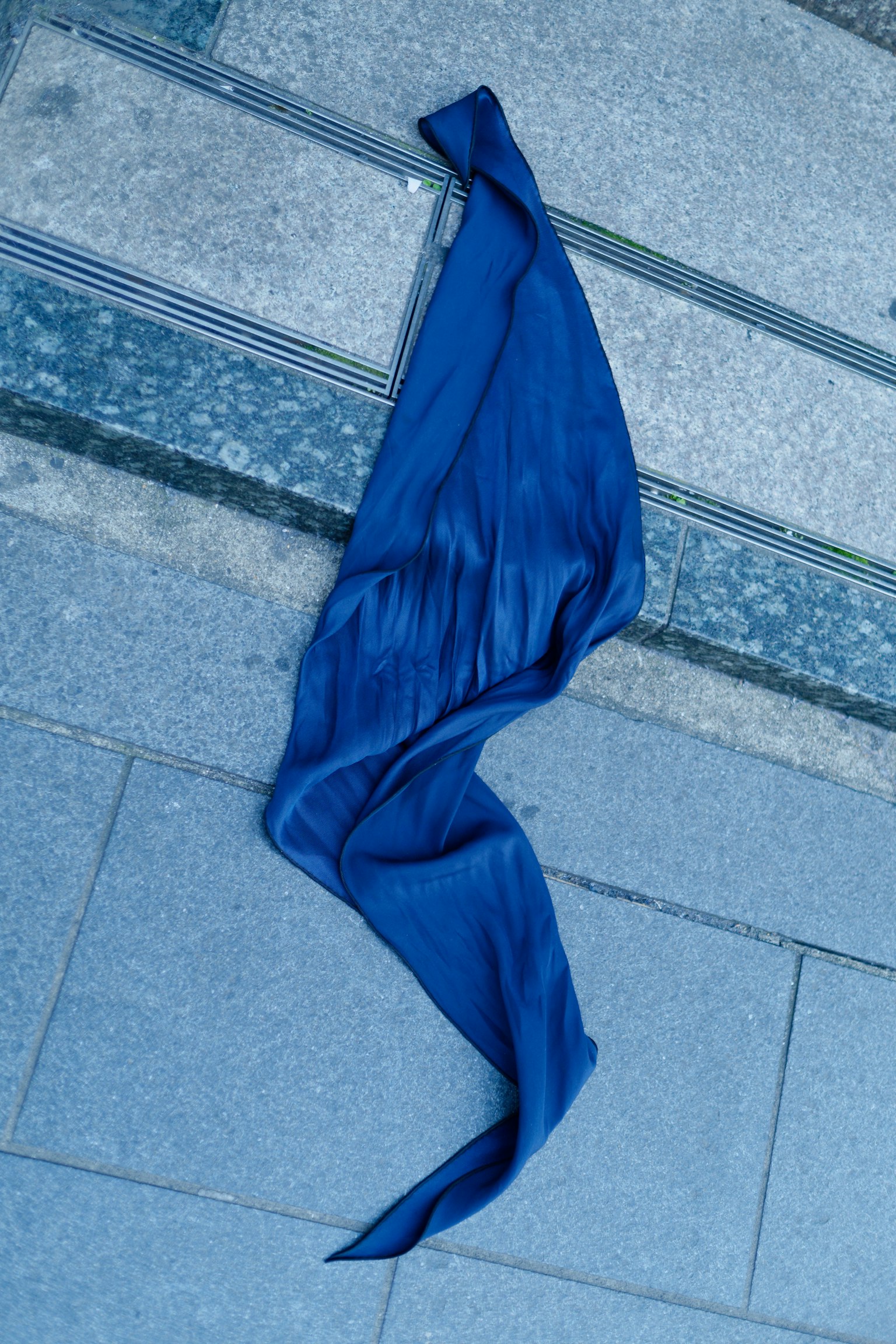 Un tejido azul colocado sobre los escalones