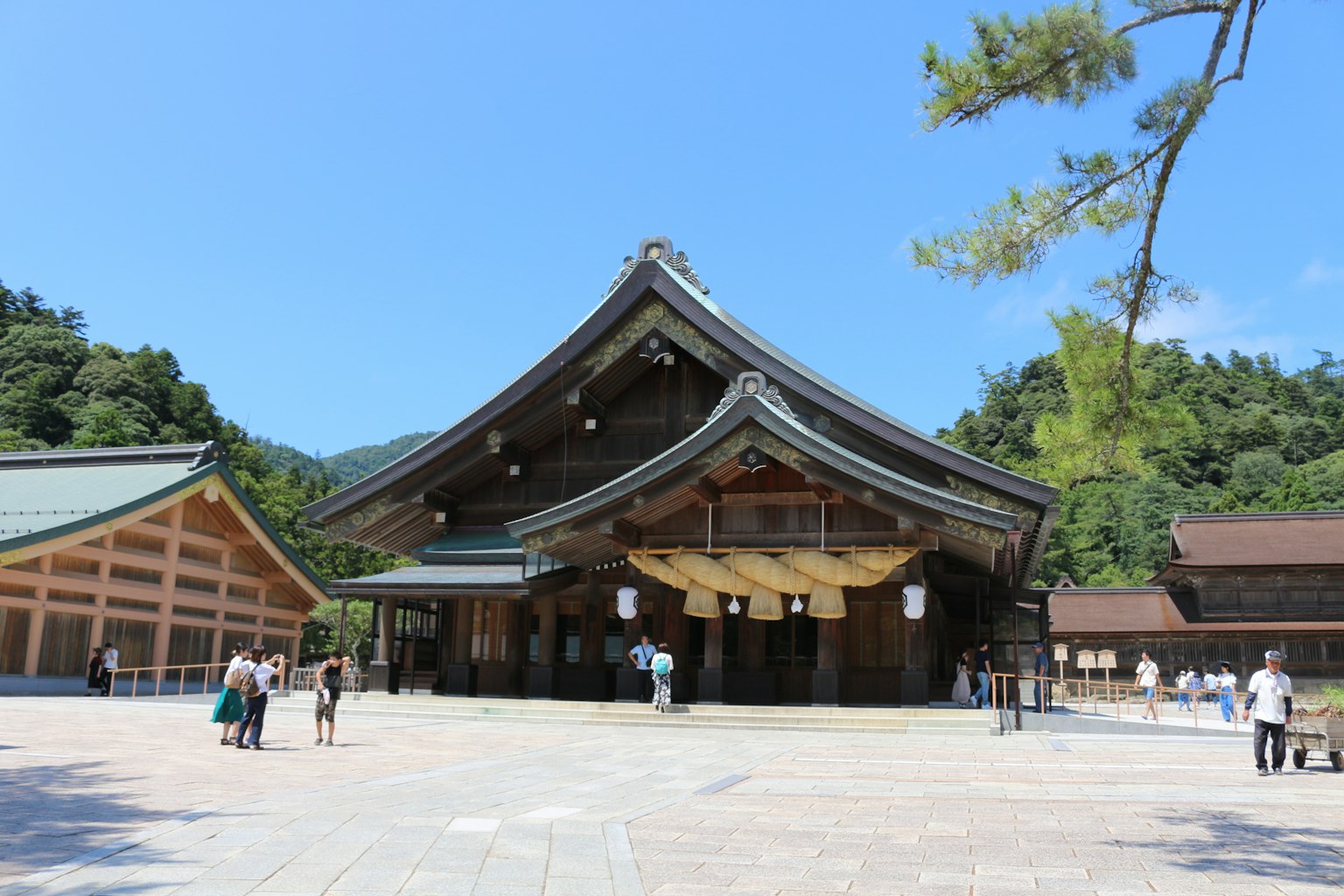 Sanctuaire japonais traditionnel avec architecture en bois et ciel bleu clair
