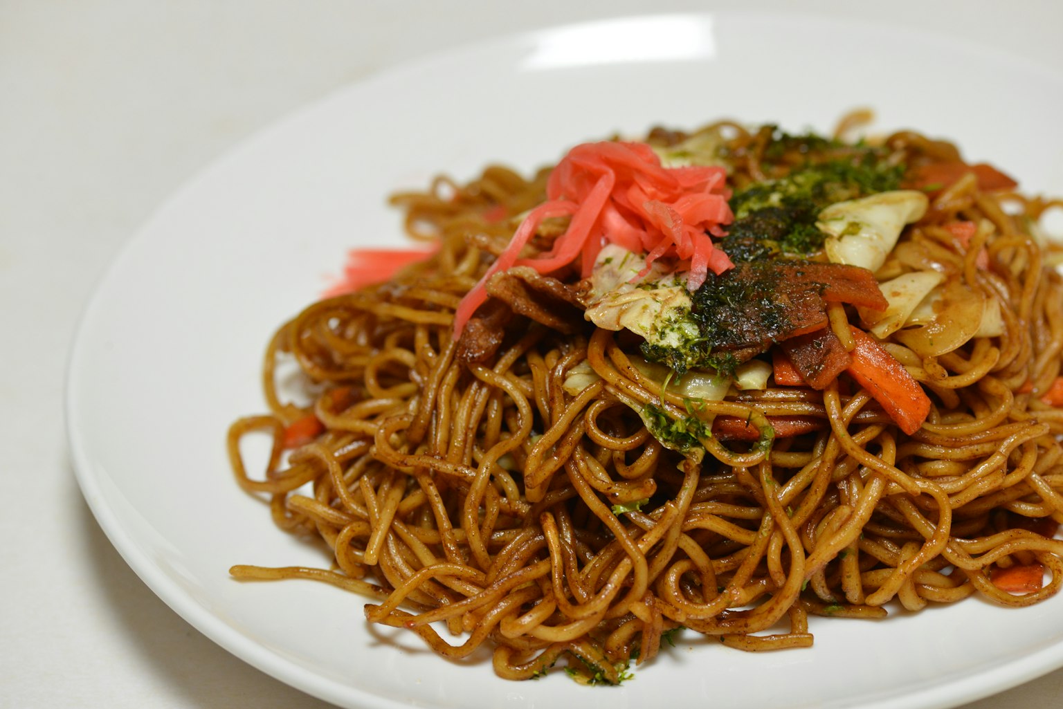 Teller mit Yakisoba, buntem Gemüse und eingelegtem Ingwer