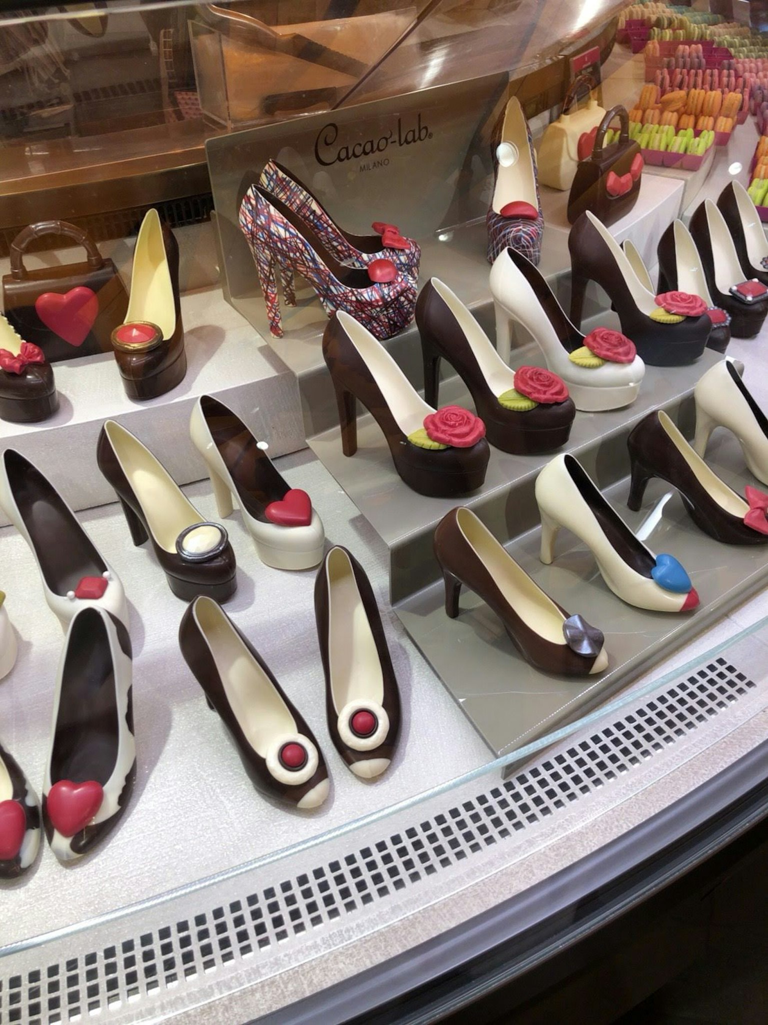 Pameran sepatu hak tinggi coklat berwarna