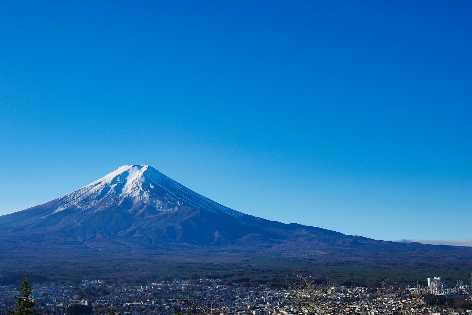 Majestätische Aussicht auf den Fuji mit klarem blauen Himmel