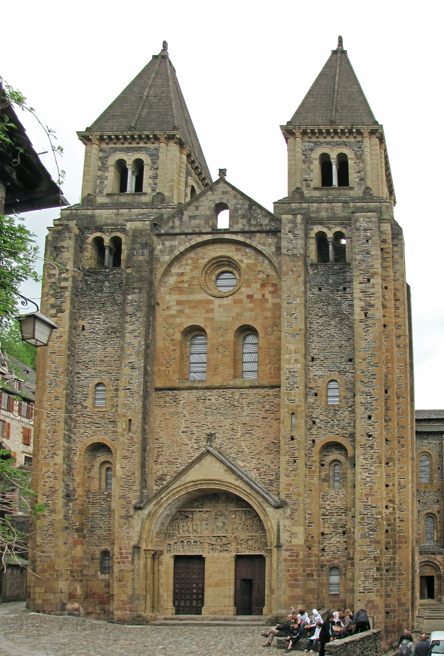 Historische steinerne Kirchenfassade mit zwei Türmen