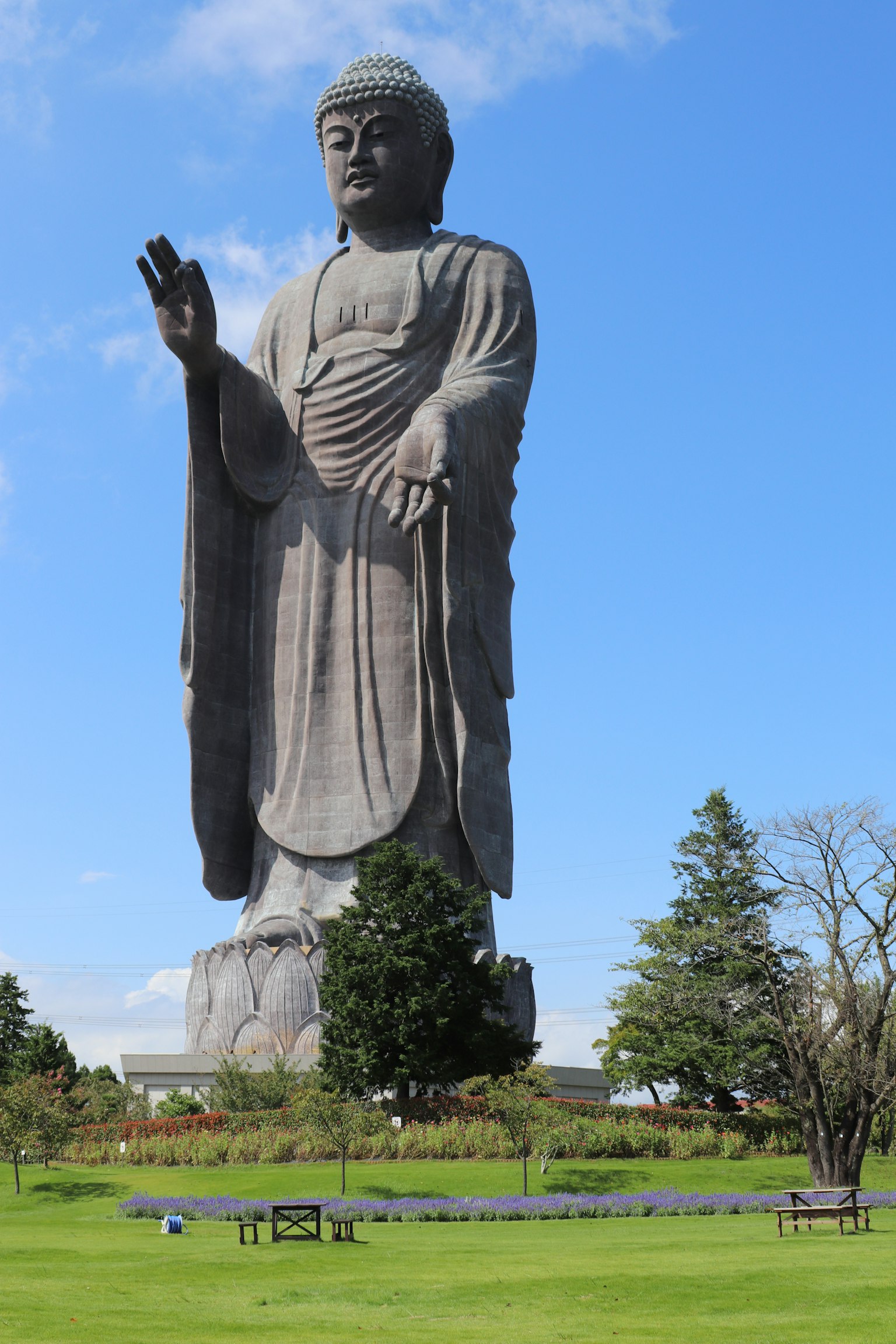 巨大佛像矗立在藍天之下