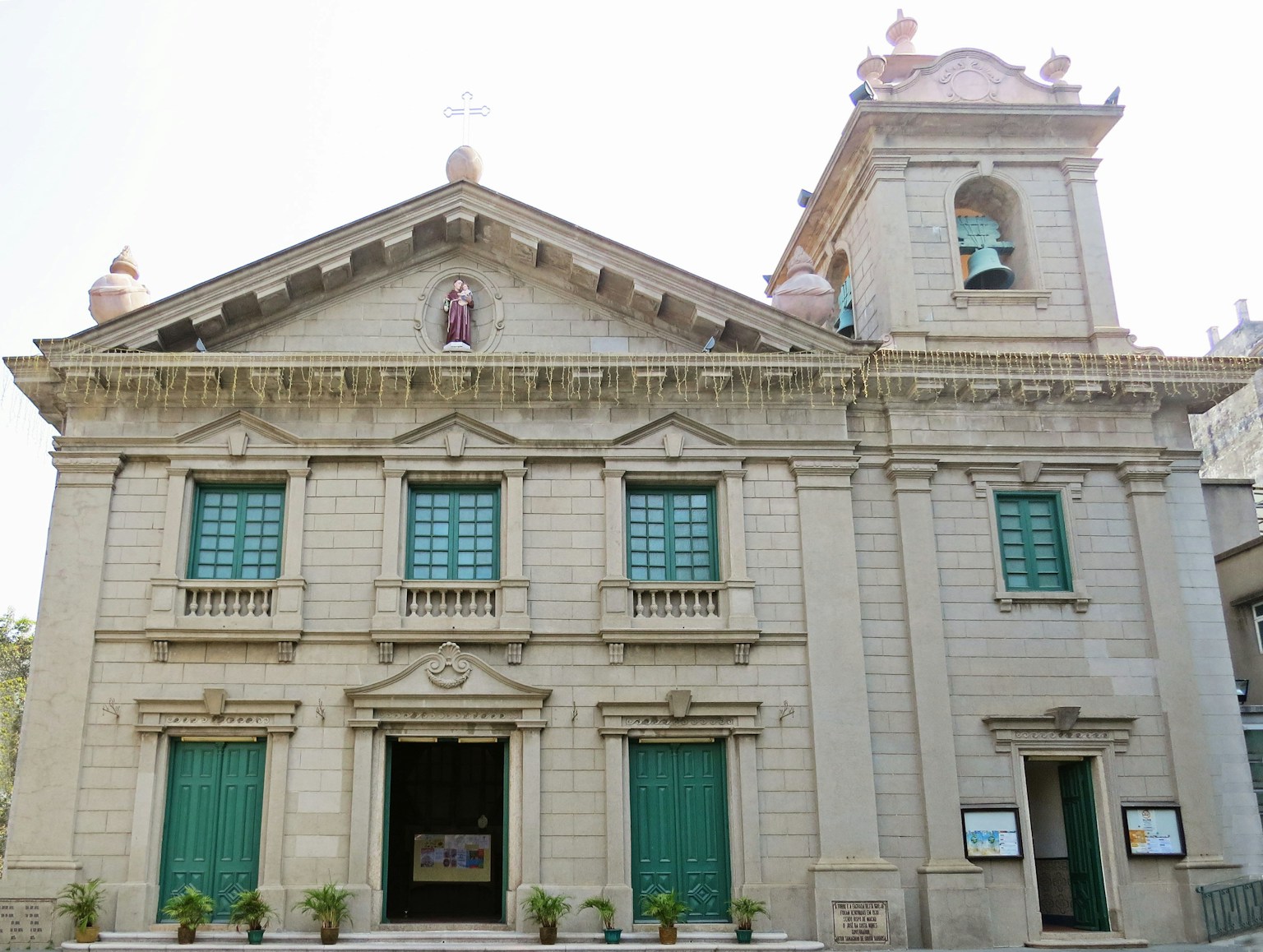 美丽的教堂外观 绿色窗户和华丽的外立面