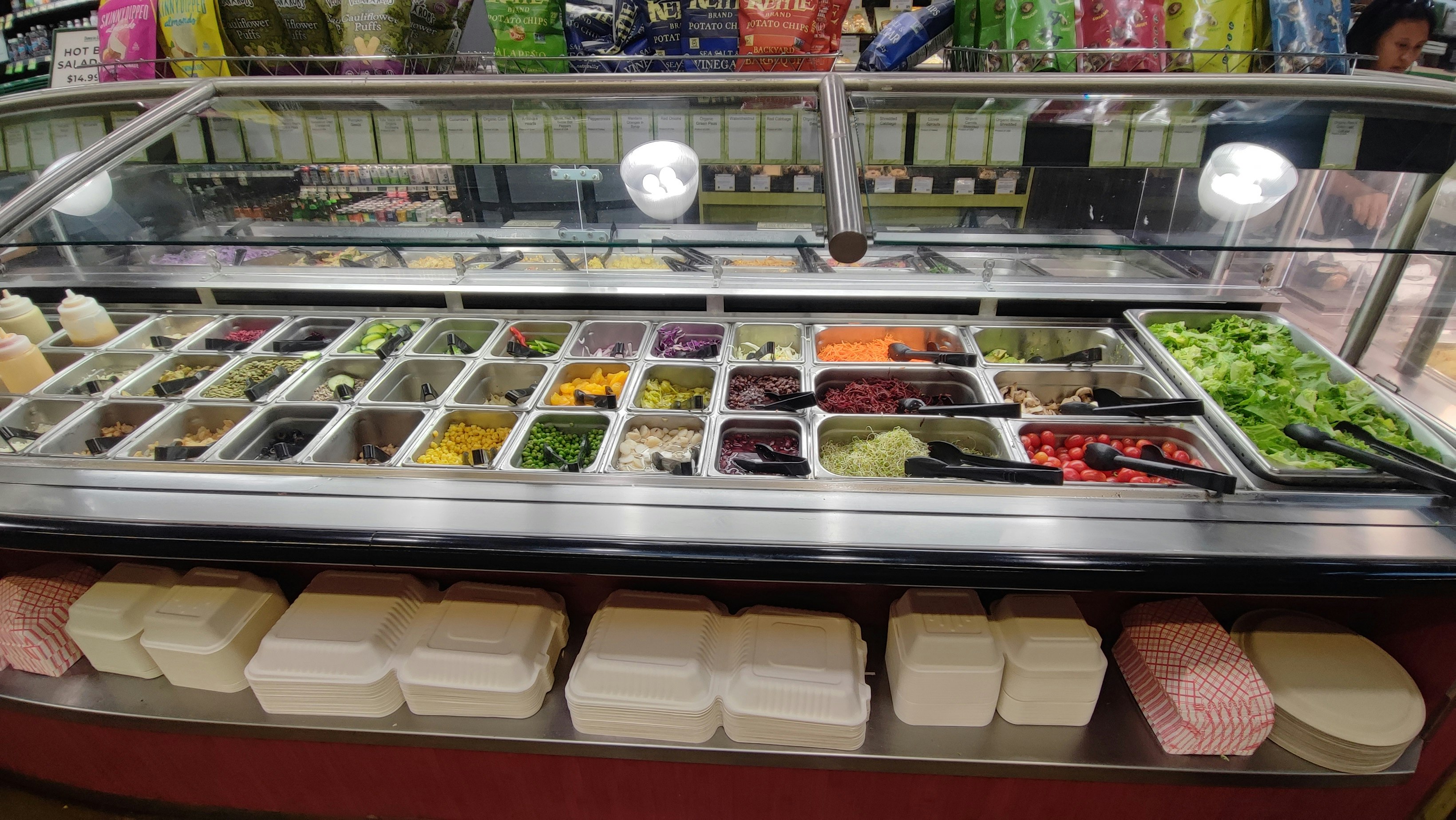 es krim berwarna-warni di etalase