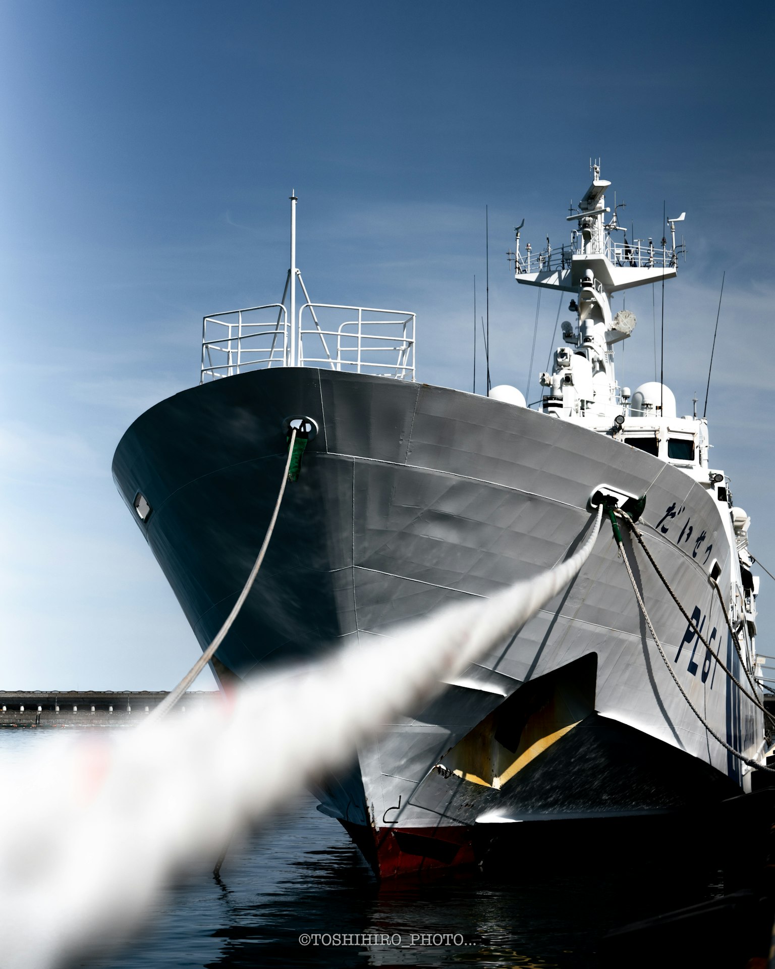 Bild mit Fokus auf den Bug eines Schiffes mit sichtbarem Design und Seil