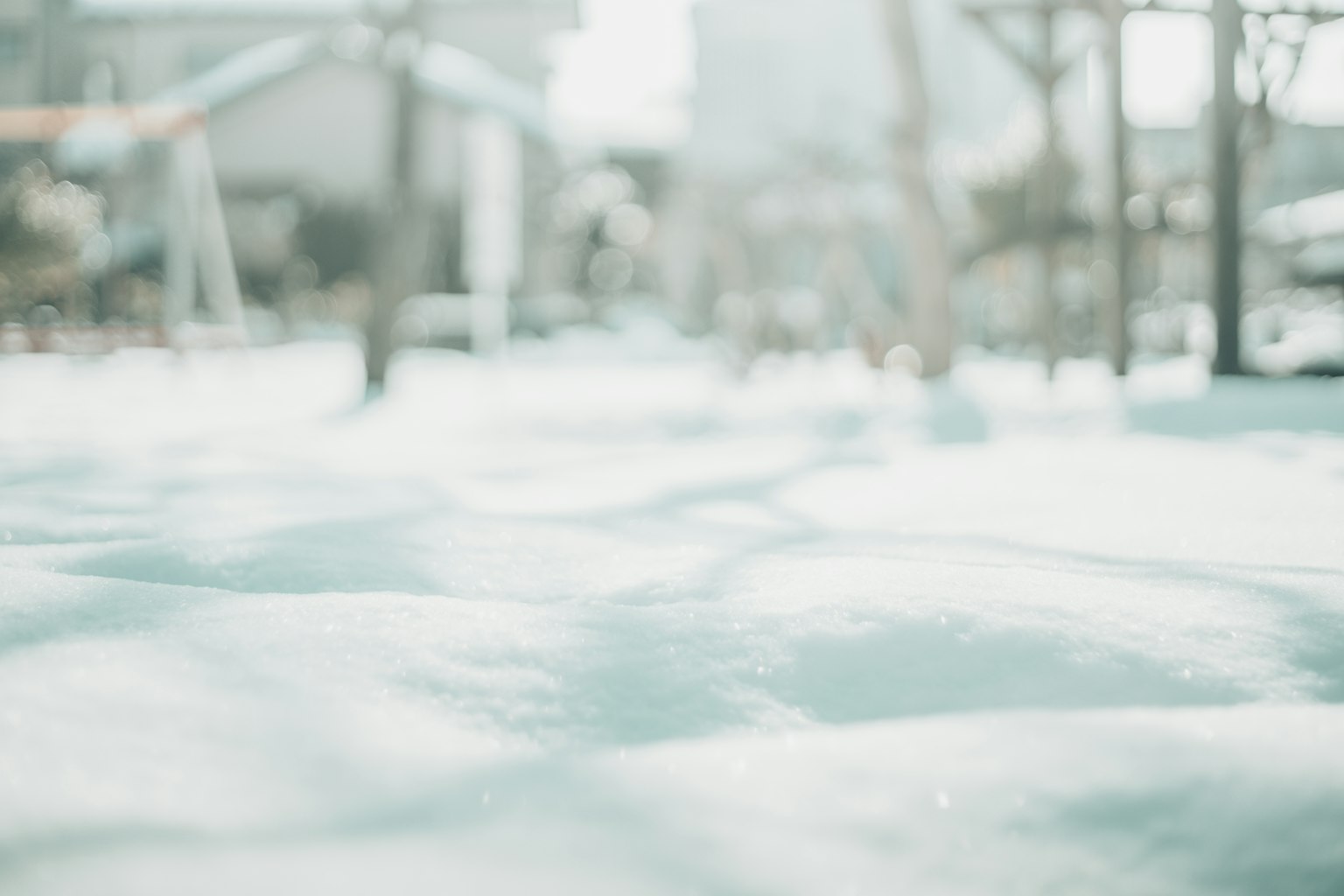 模糊的雪覆盖公园景观和游乐设施
