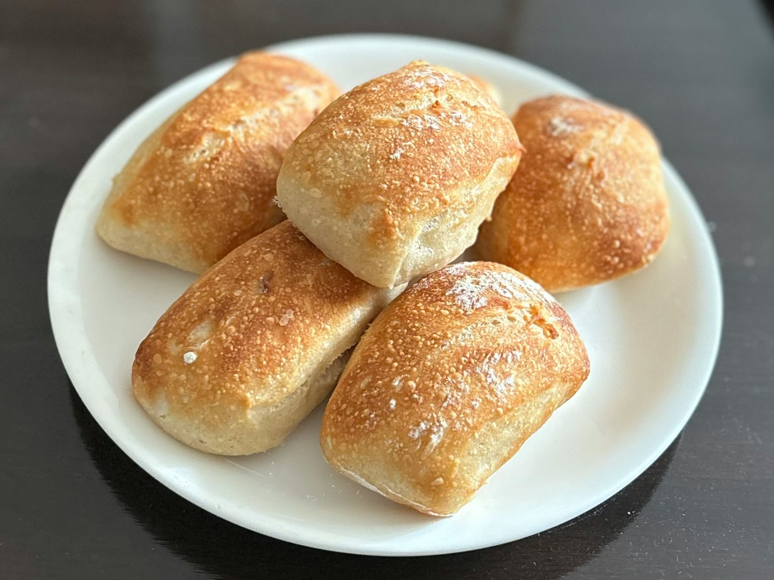 Panini appena sfornati disposti su un piatto bianco
