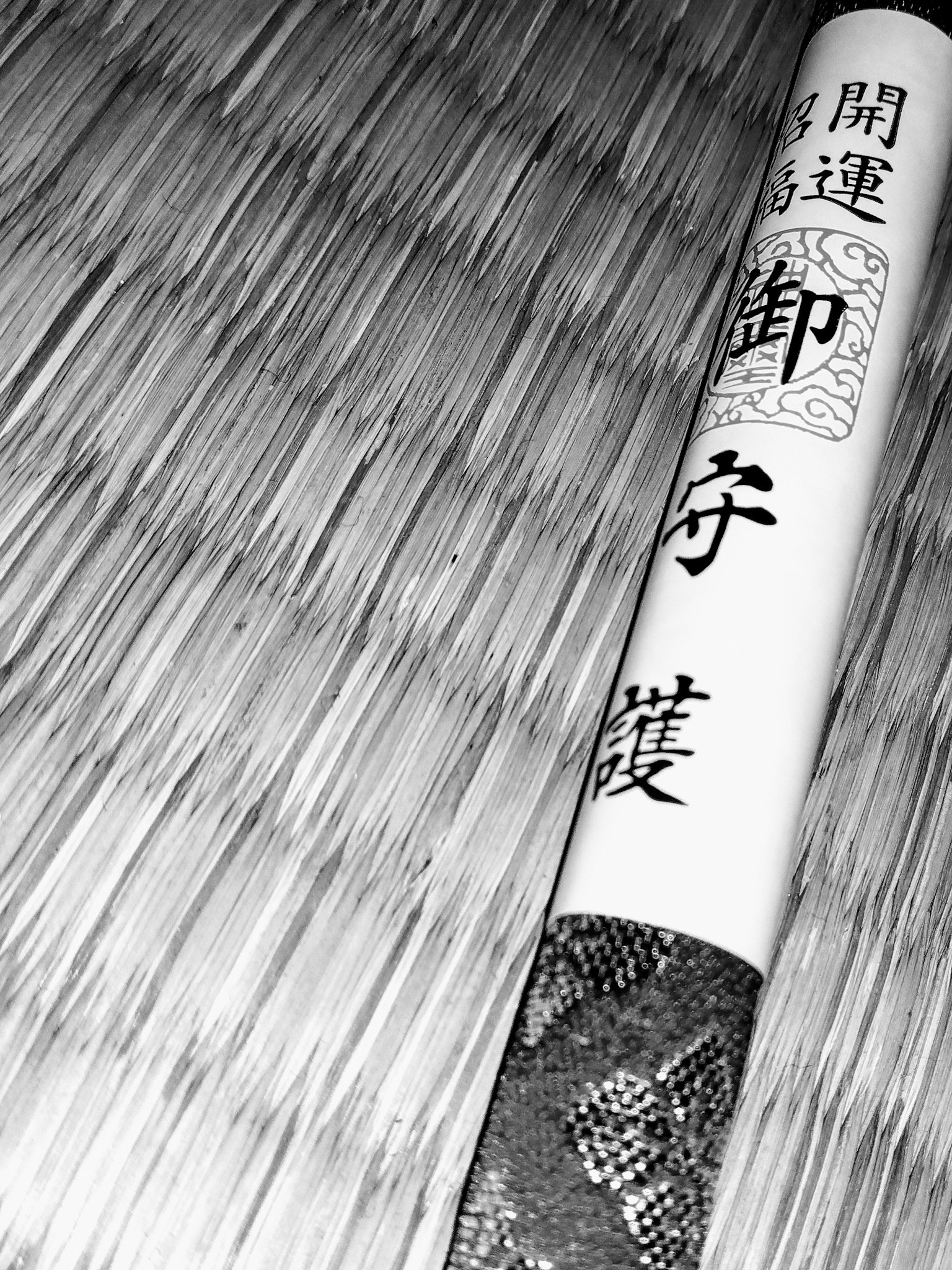 흑백 배경의 전통 일본 검 칼집