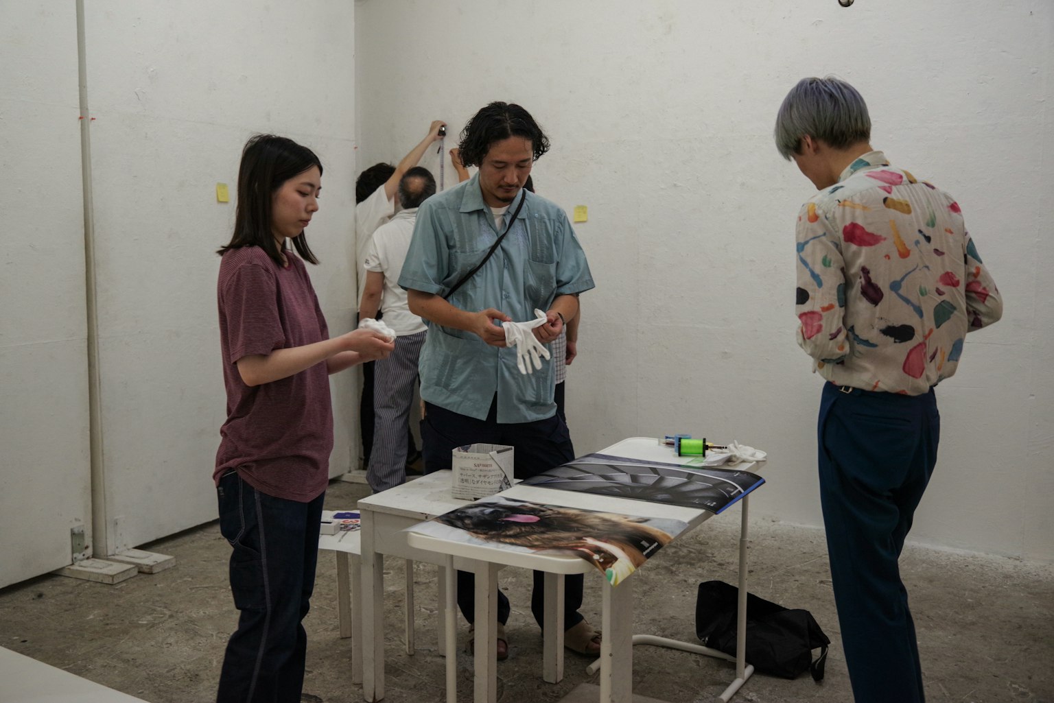 Sekelompok pemuda yang sedang menyiapkan karya seni di galeri seni