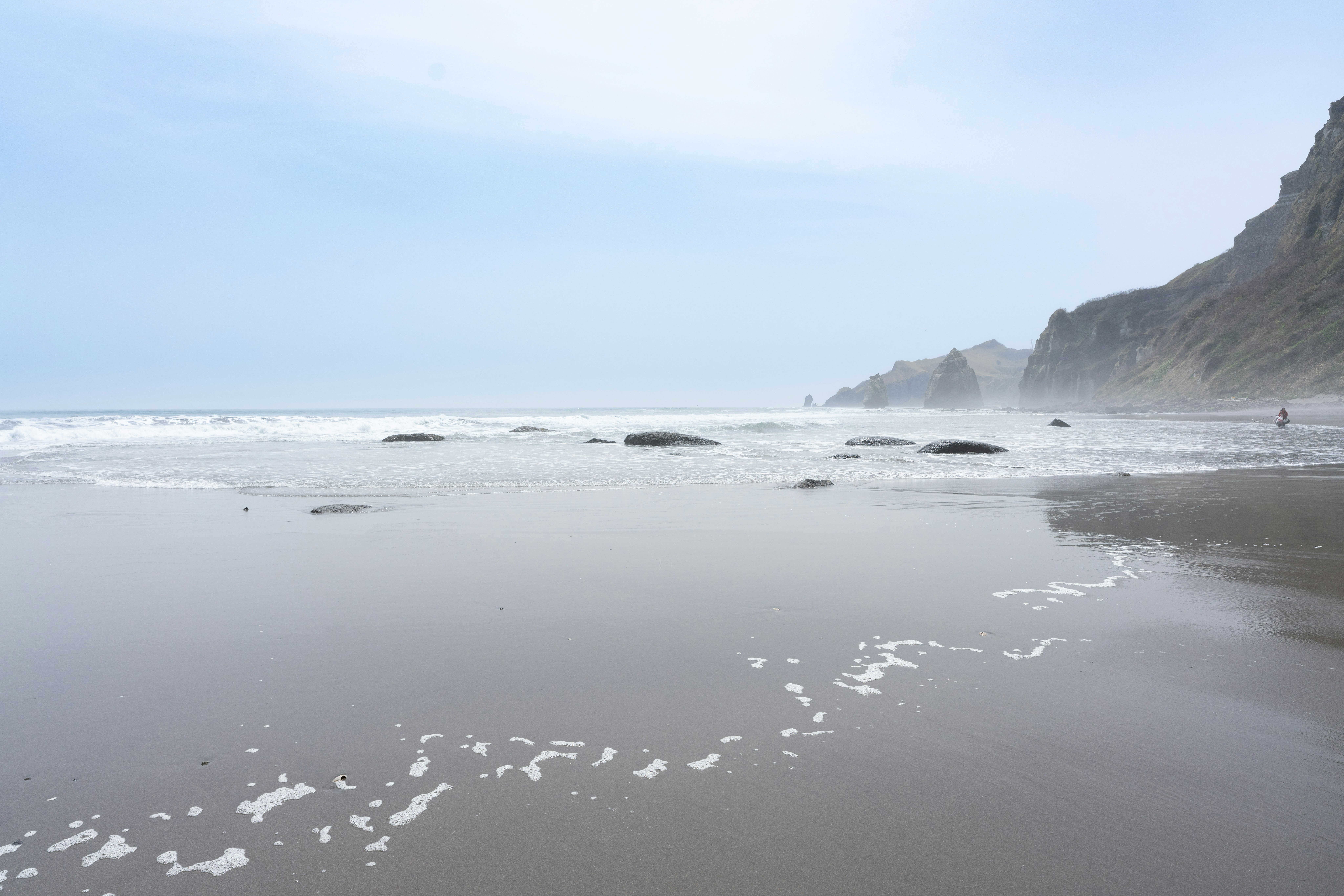 Pantai Itaniki dengan ombak dan laut berkabut