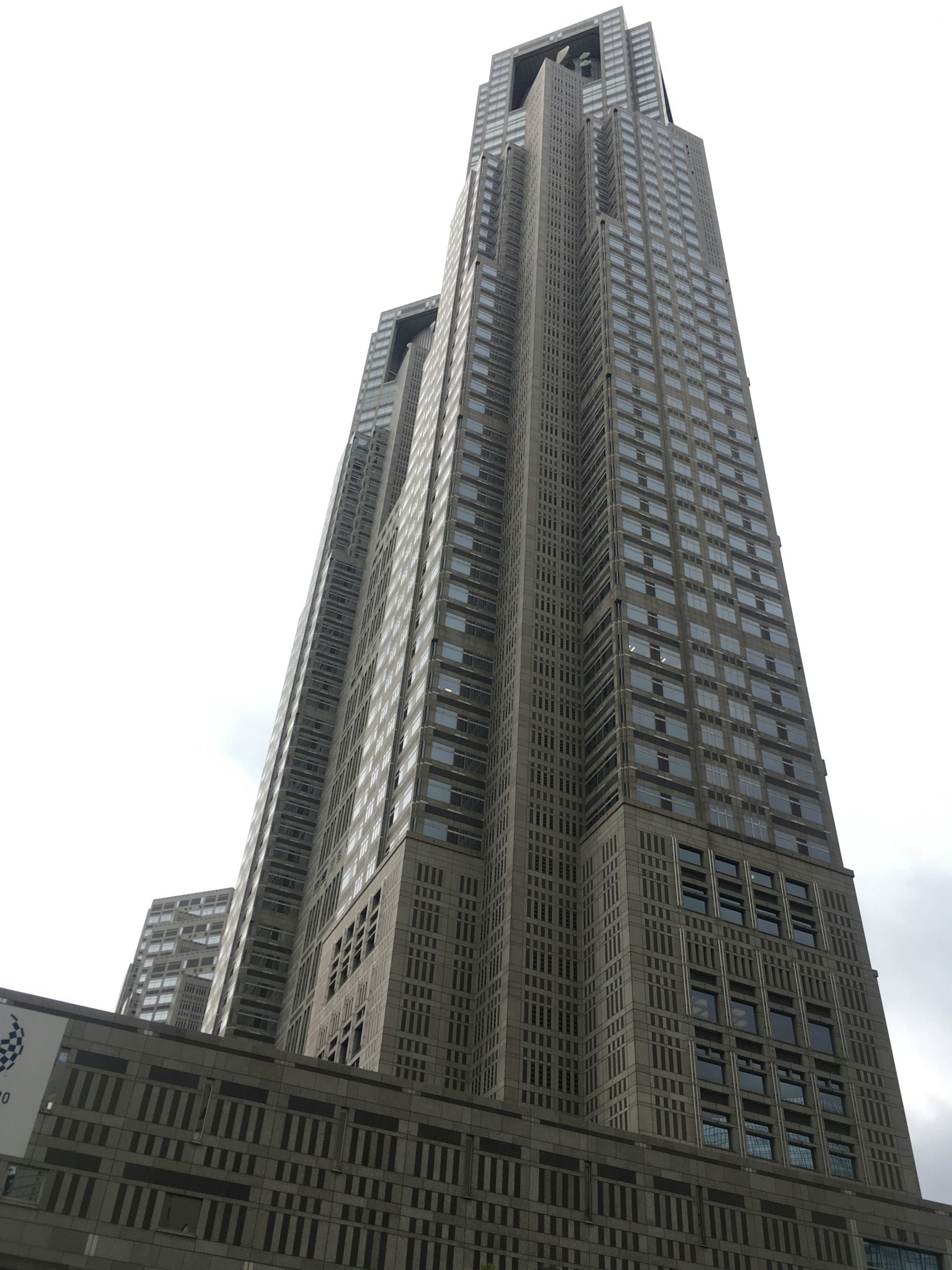 Edificio del gobierno metropolitano de Tokio que se eleva en el cielo