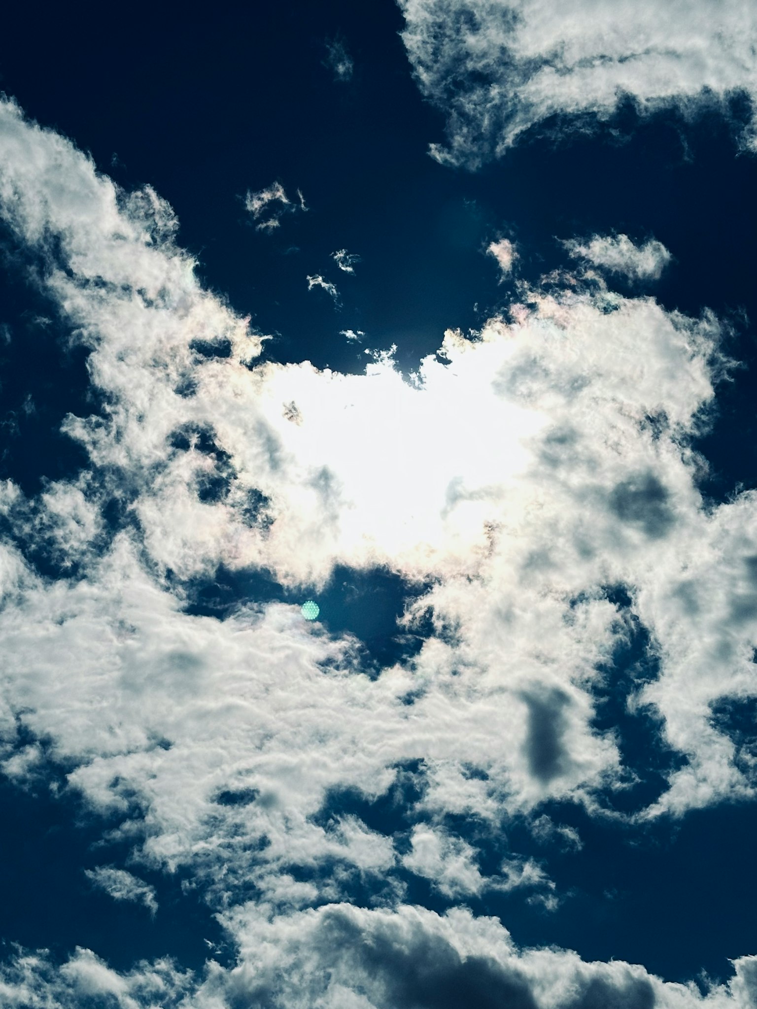 Mây trắng trên nền trời xanh với ánh sáng mặt trời nhìn thấy được