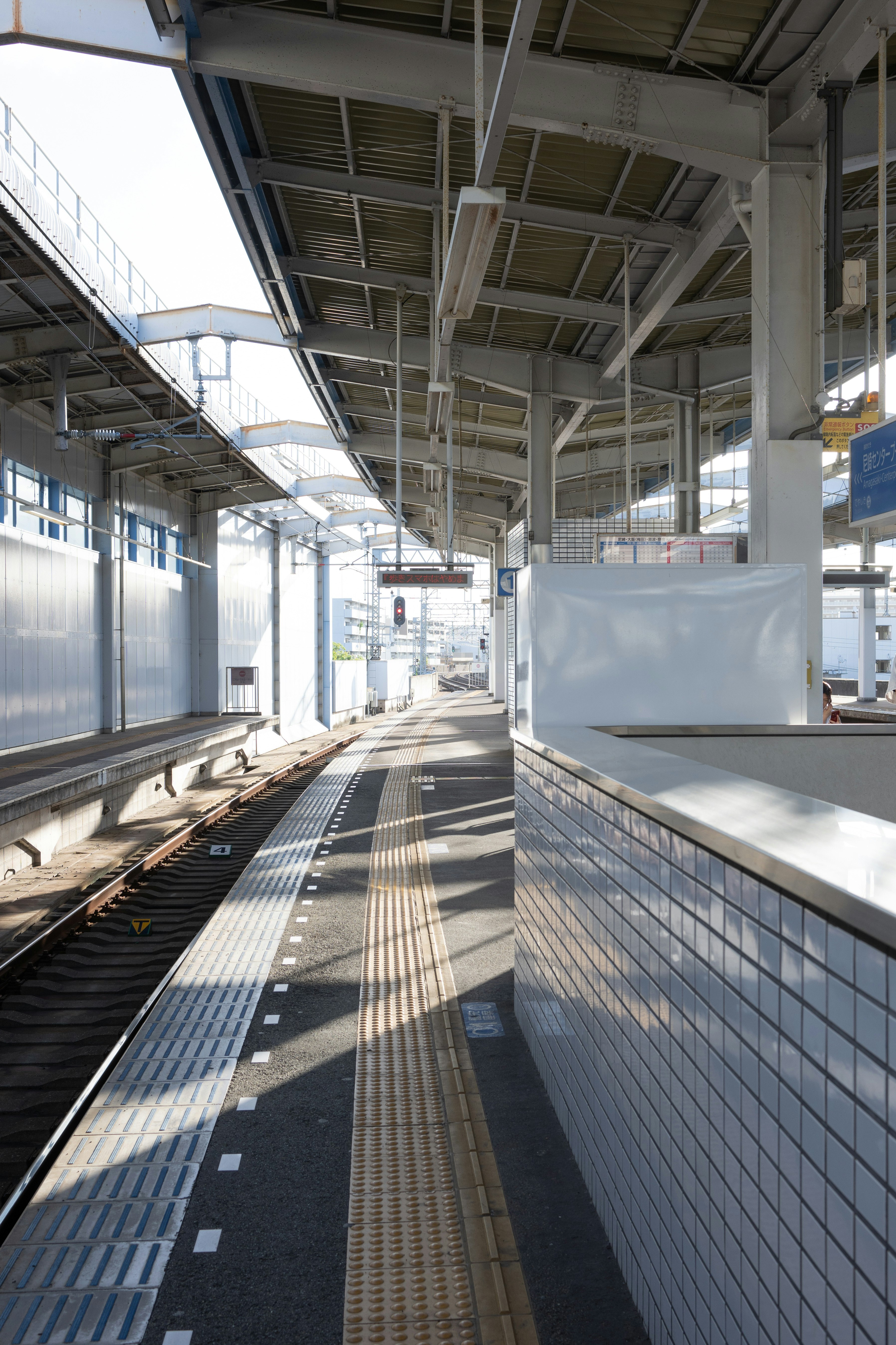 langer Bahnsteig im frühen Morgen