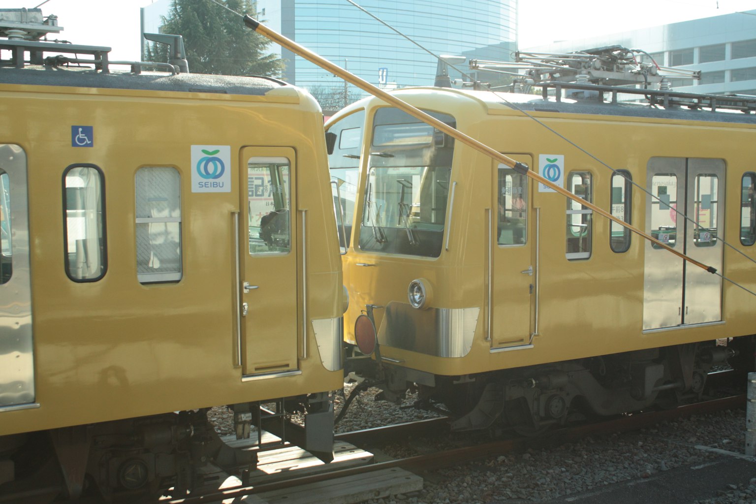รถไฟสีเหลืองสองขบวนที่ตัดกันที่สถานี