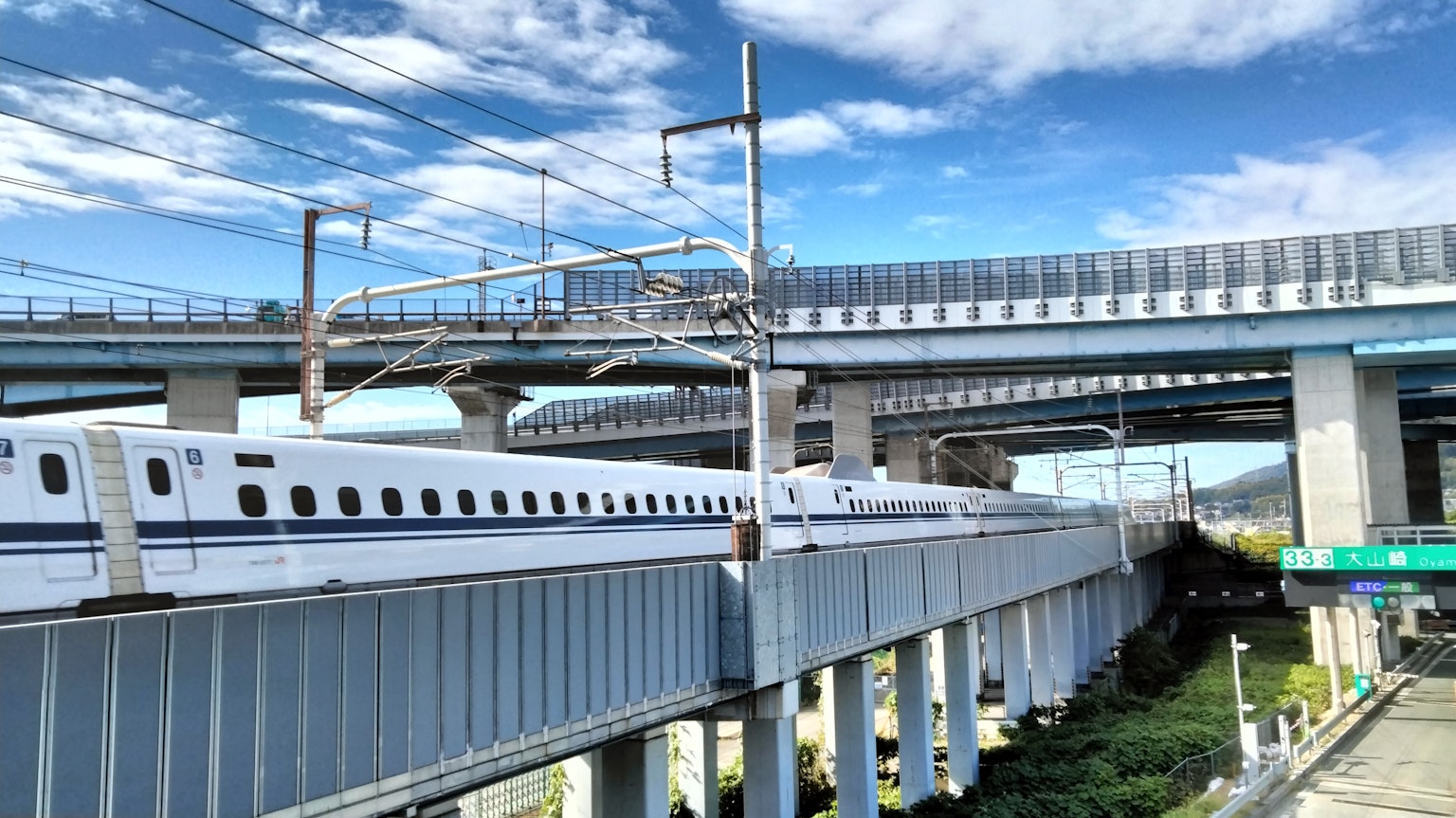 Tàu Shinkansen di chuyển dưới đường cao tốc