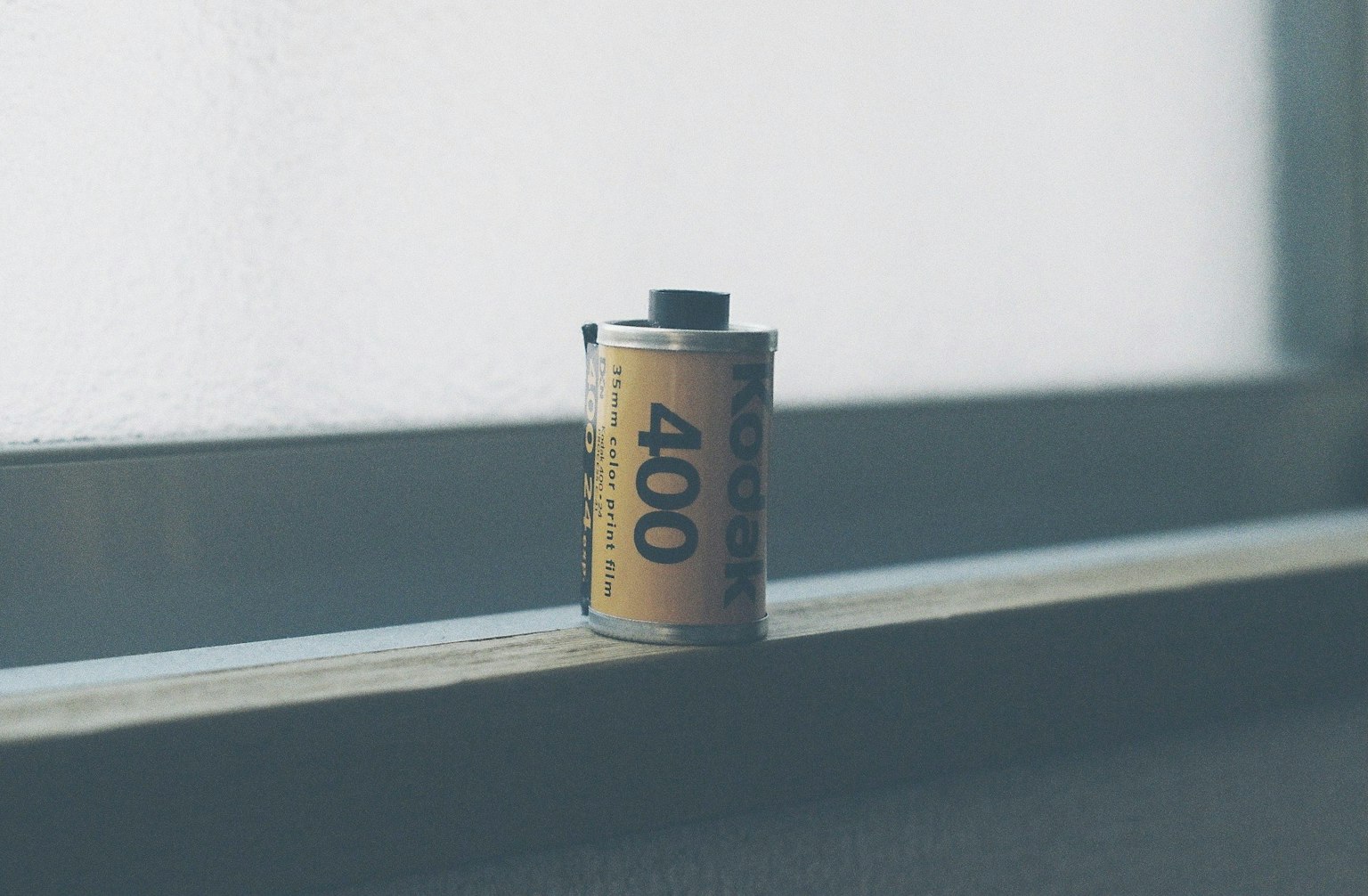 Eine Rolle 400 Film auf einem Fensterbrett platziert