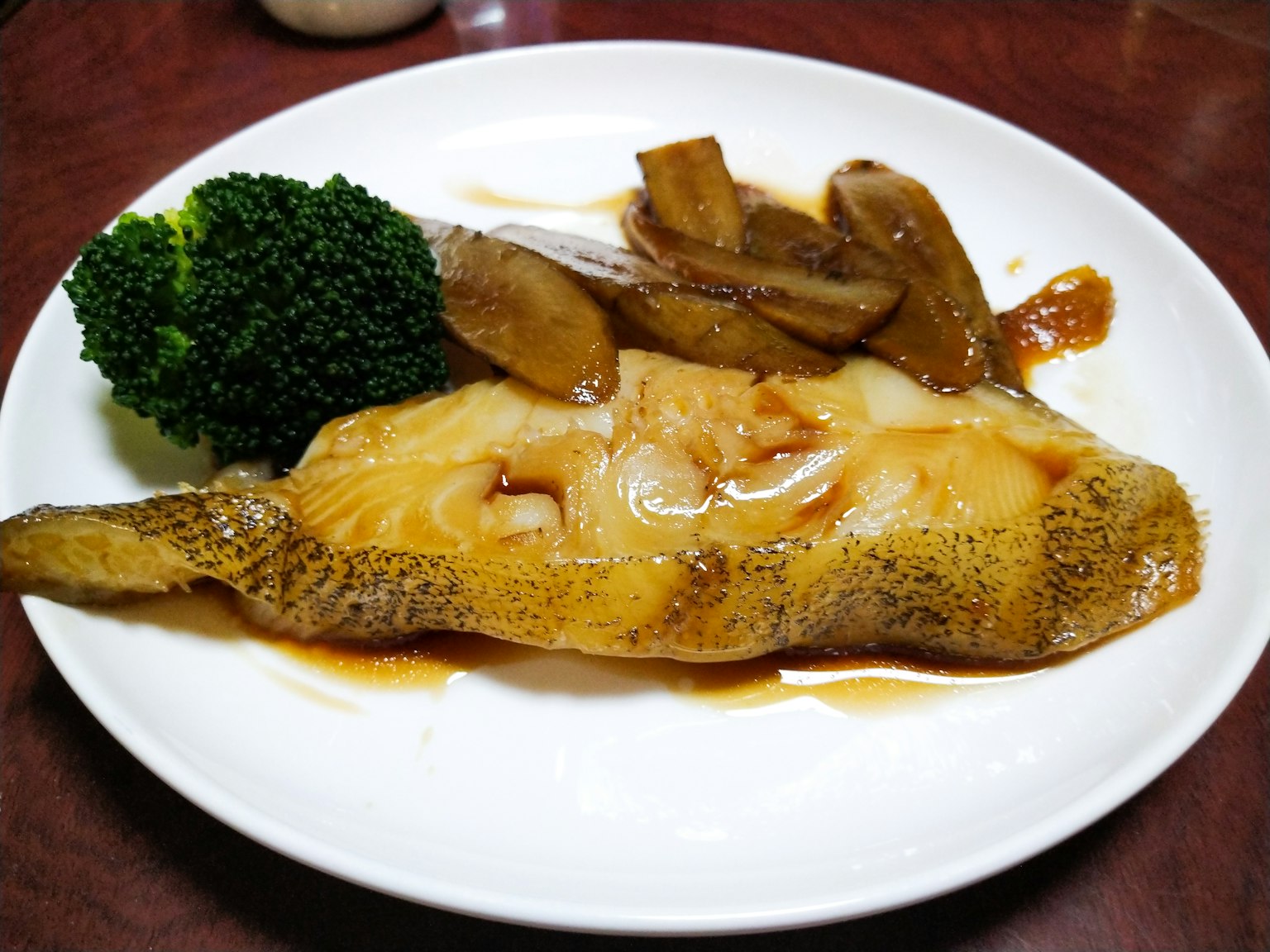 Hidangan ikan dengan brokoli dan saus manis