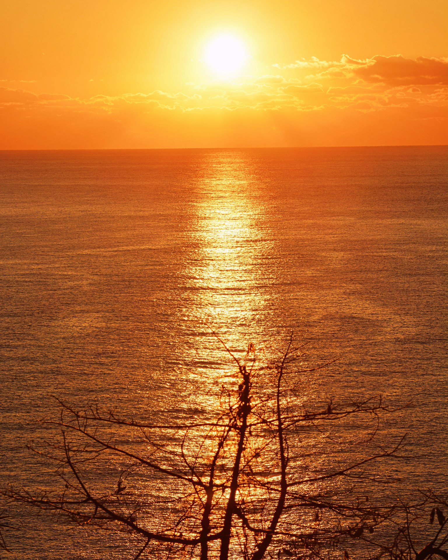 Un hermoso atardecer naranja sobre el océano