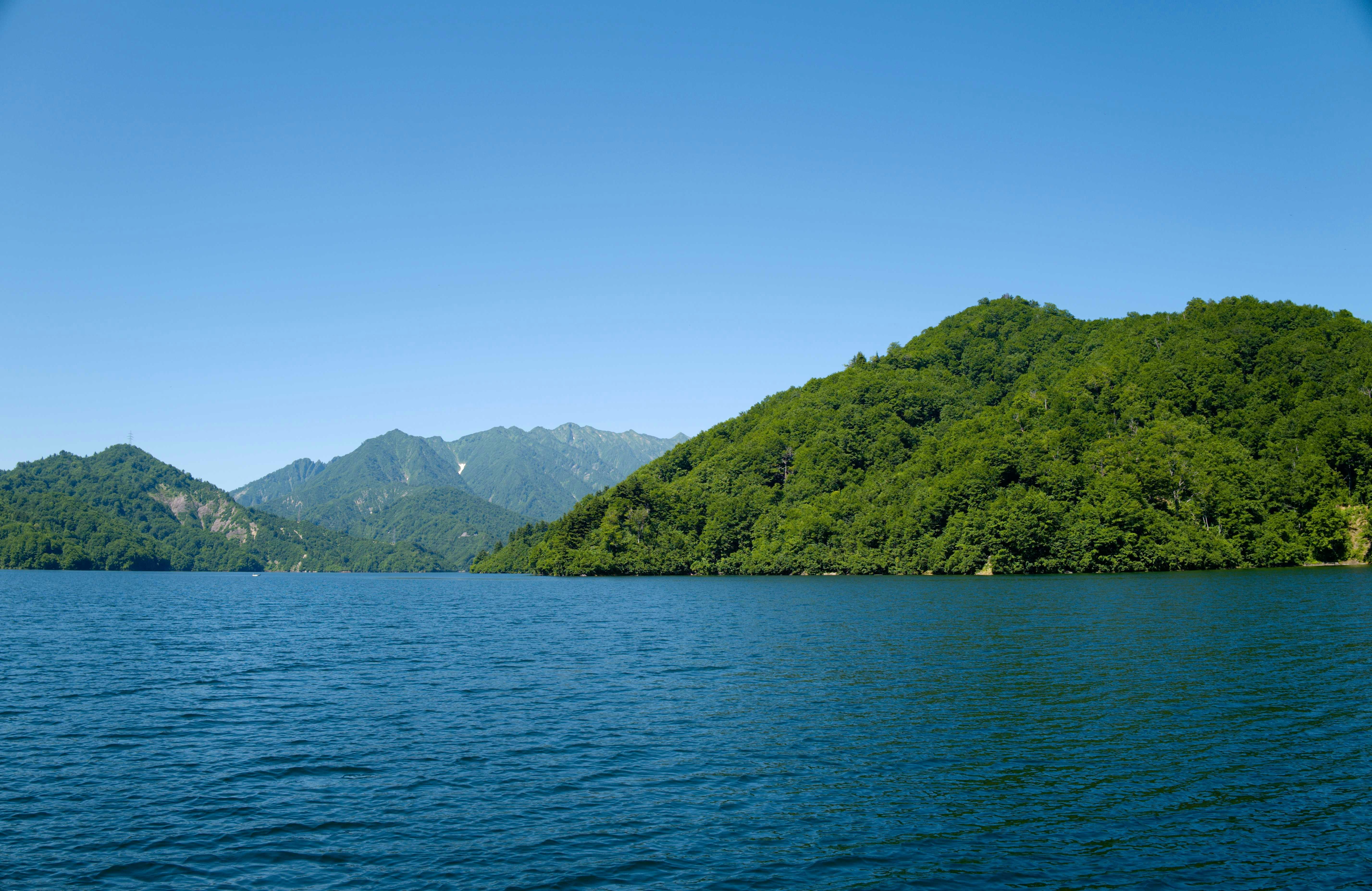 湖面與青翠群山的風景