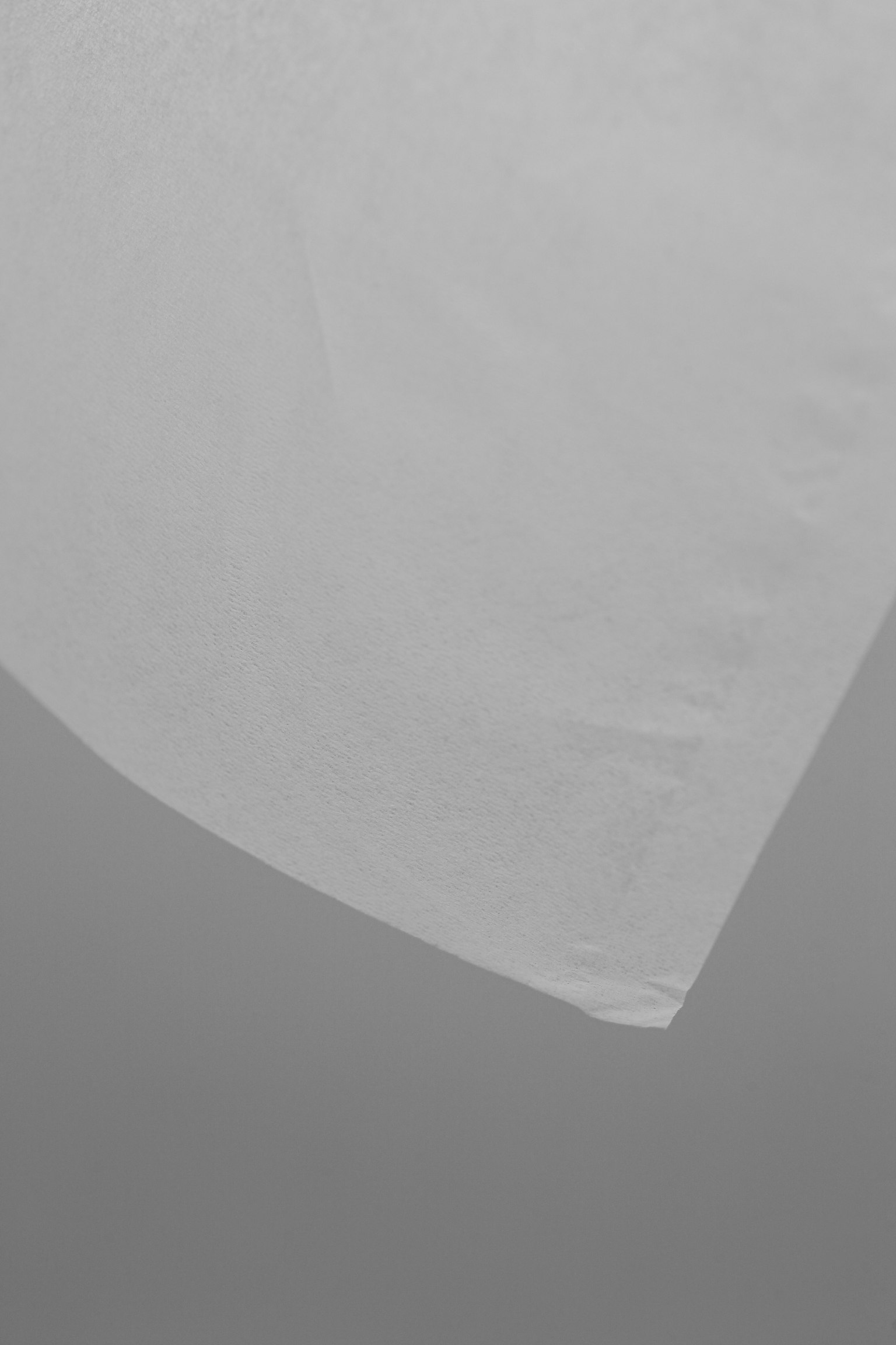 白い布の一部が斜めに見える背景はグレー