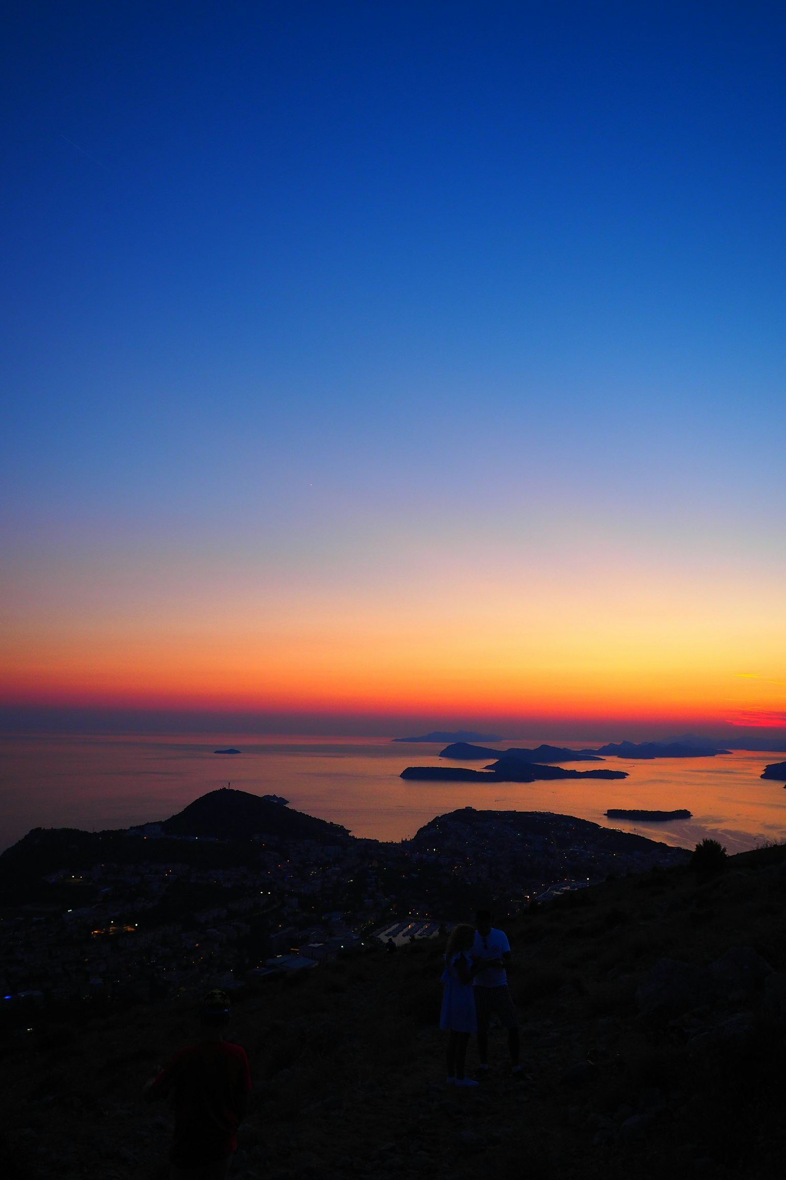 Bella vista del tramonto sul mare e sulle isole
