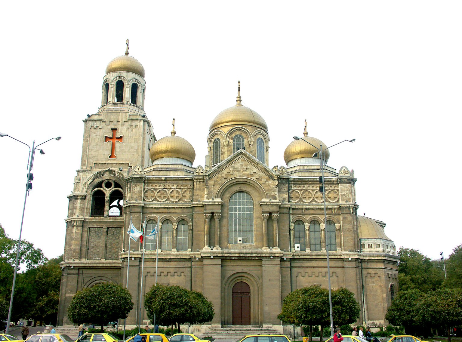 Exterior de una hermosa iglesia con cúpulas doradas y una cruz