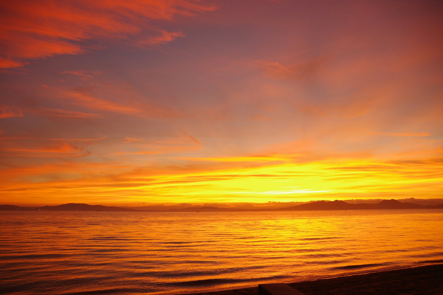 美しい夕焼けが海に映る風景