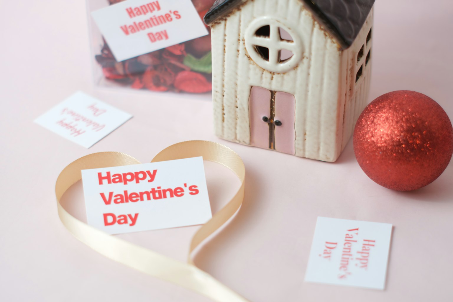 Immagine con cartoline di San Valentino e una casa decorativa