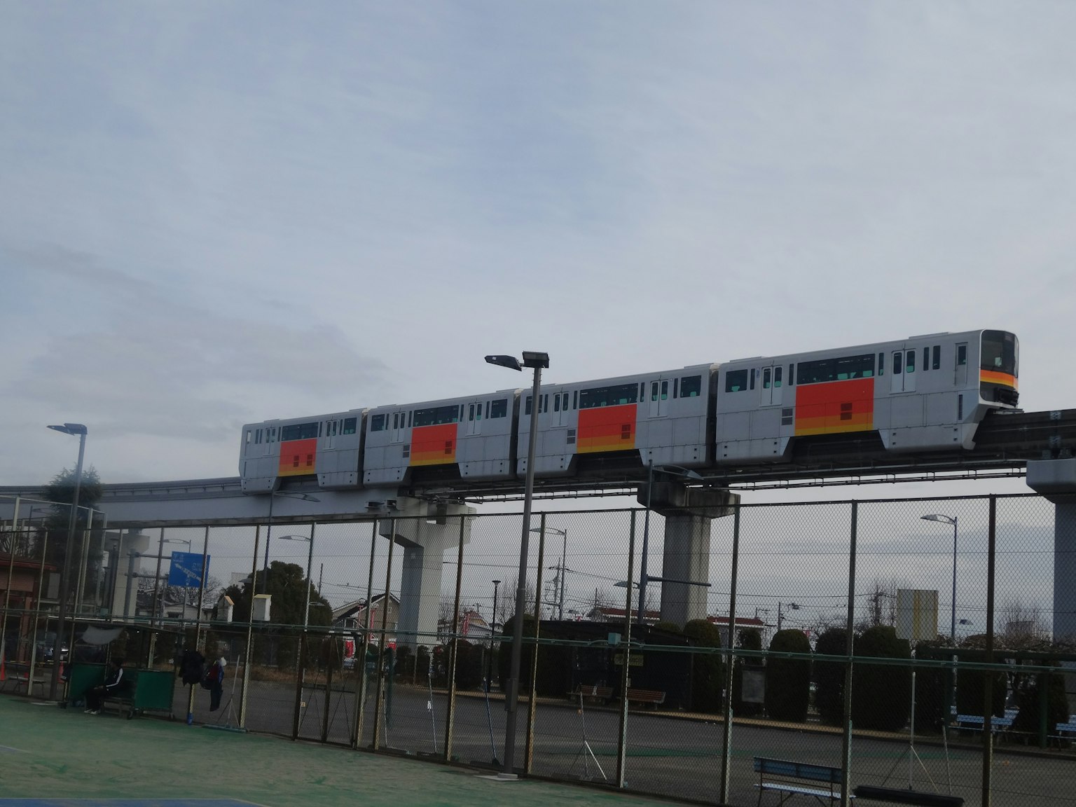 Hochbahn-Monorail über städtischer Landschaft