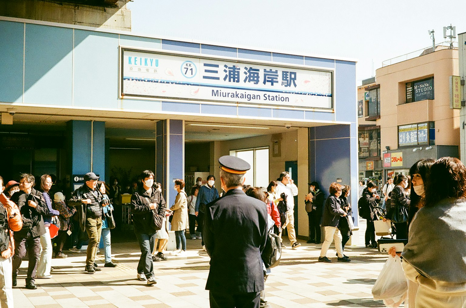 Extérieur de la gare de Misaki Kaigan avec des passagers nombreux