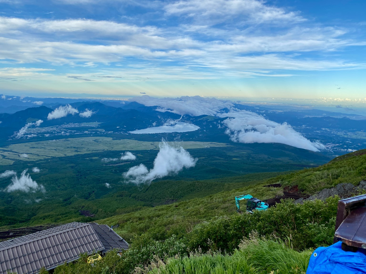 Khung cảnh núi non với mây và thung lũng