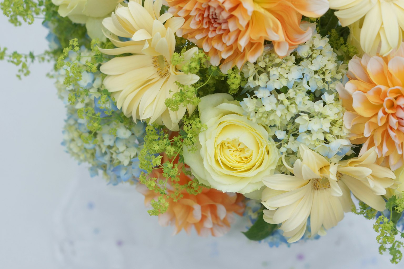Un hermoso ramo de flores coloridas