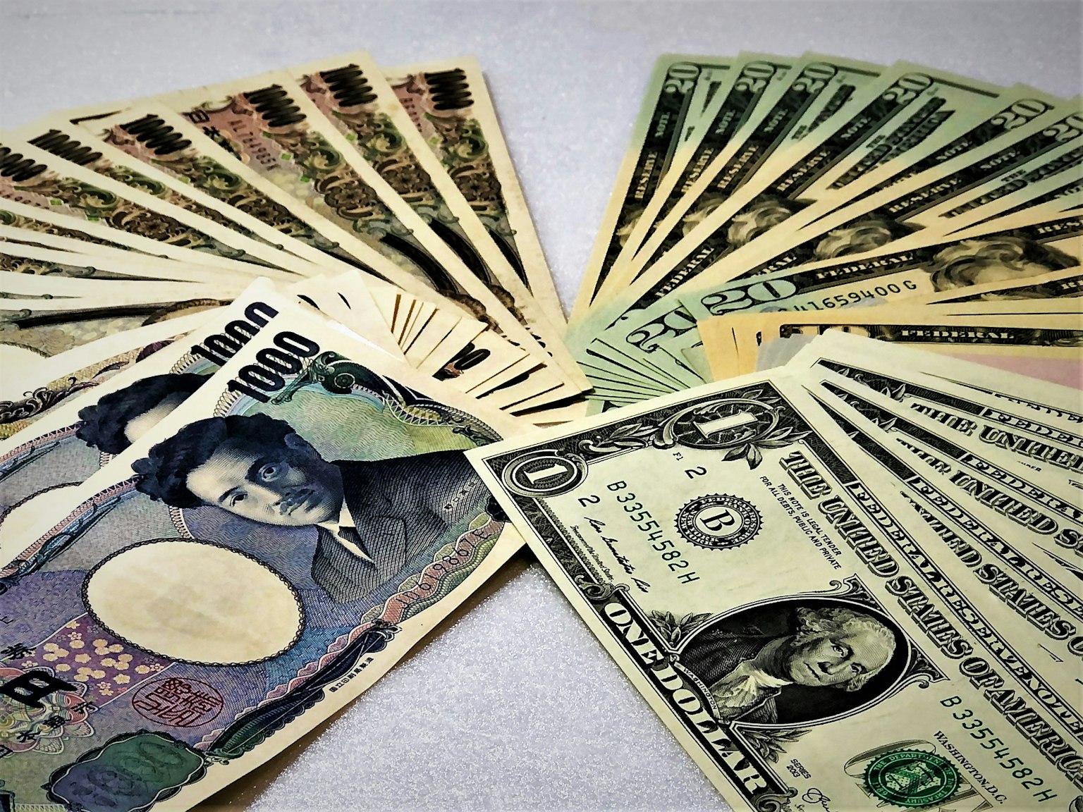 Image de billets de yen japonais et de dollars américains étalés