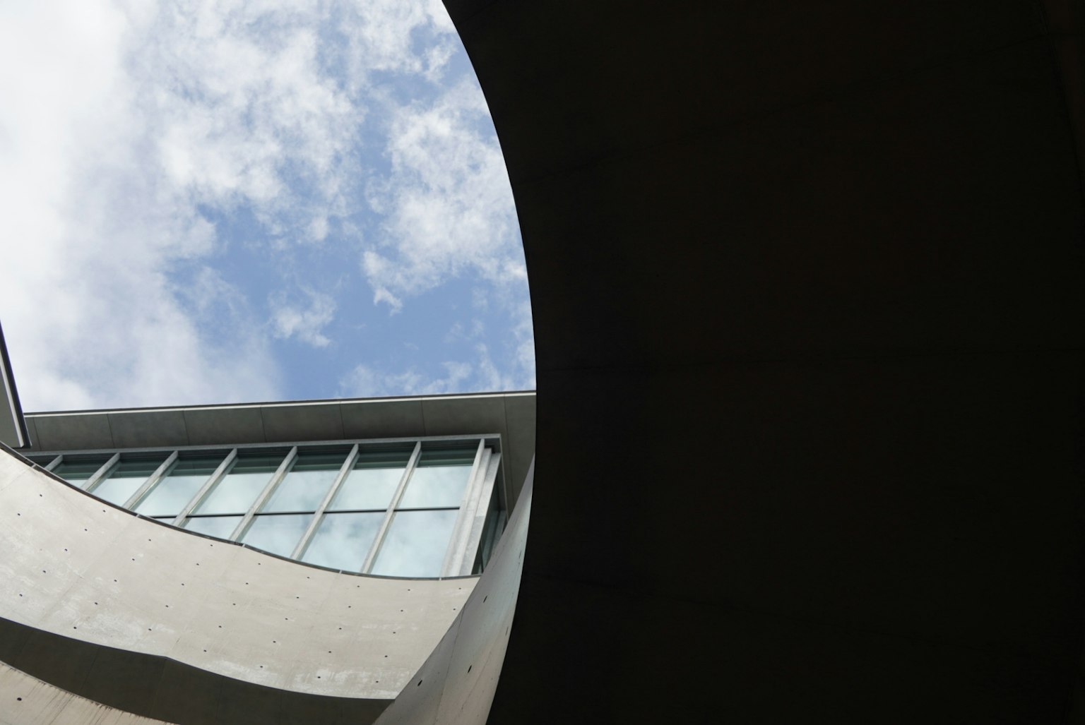 Vista circolare del cielo e di un edificio moderno