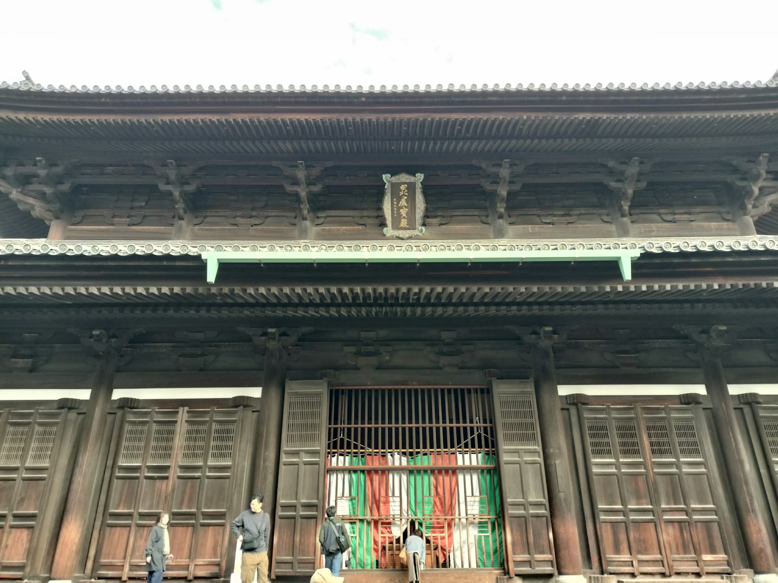 Vue extérieure d'un bâtiment japonais traditionnel en bois avec des motifs complexes