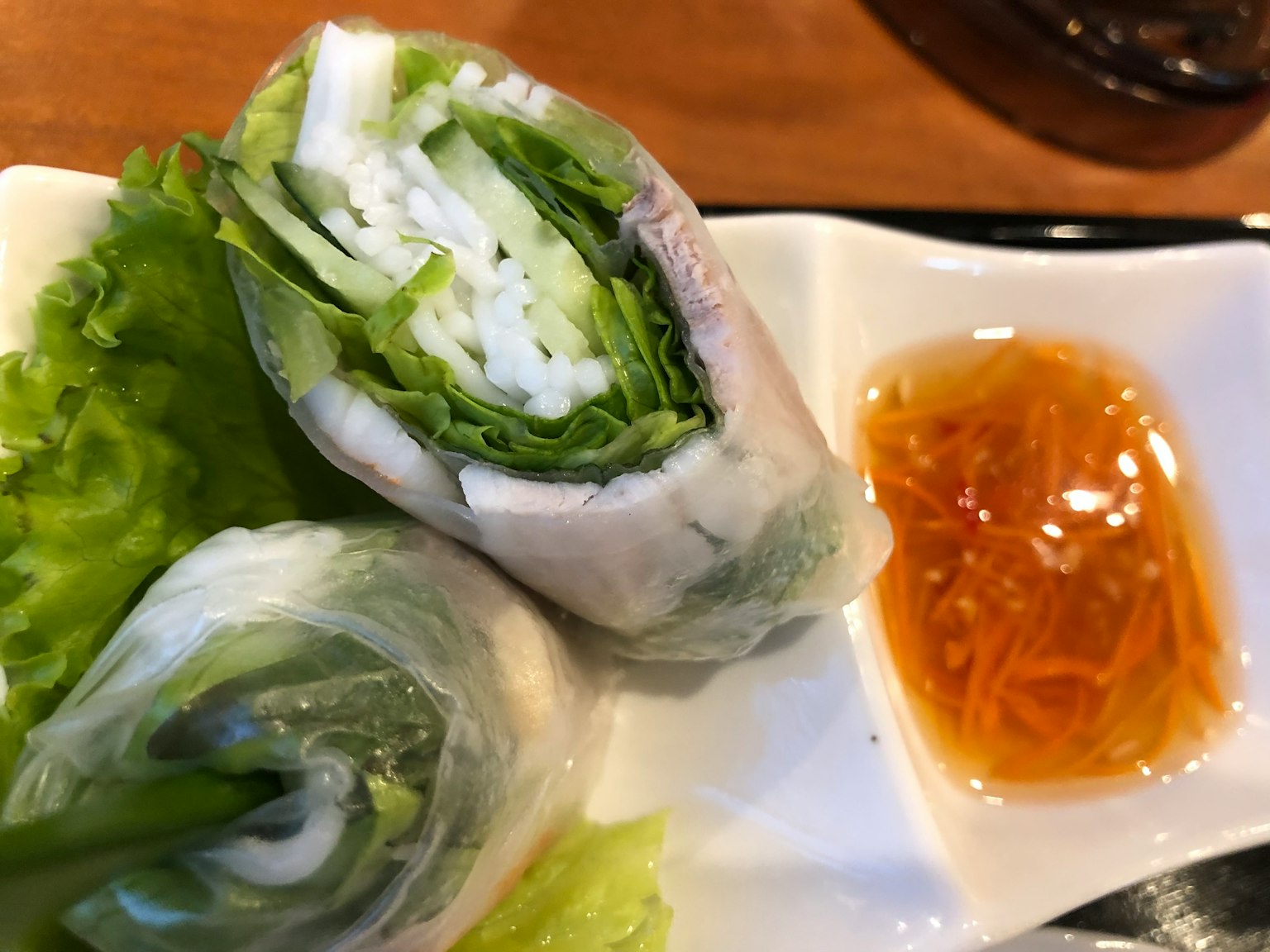 新鲜春卷和甜酸酱的盘子