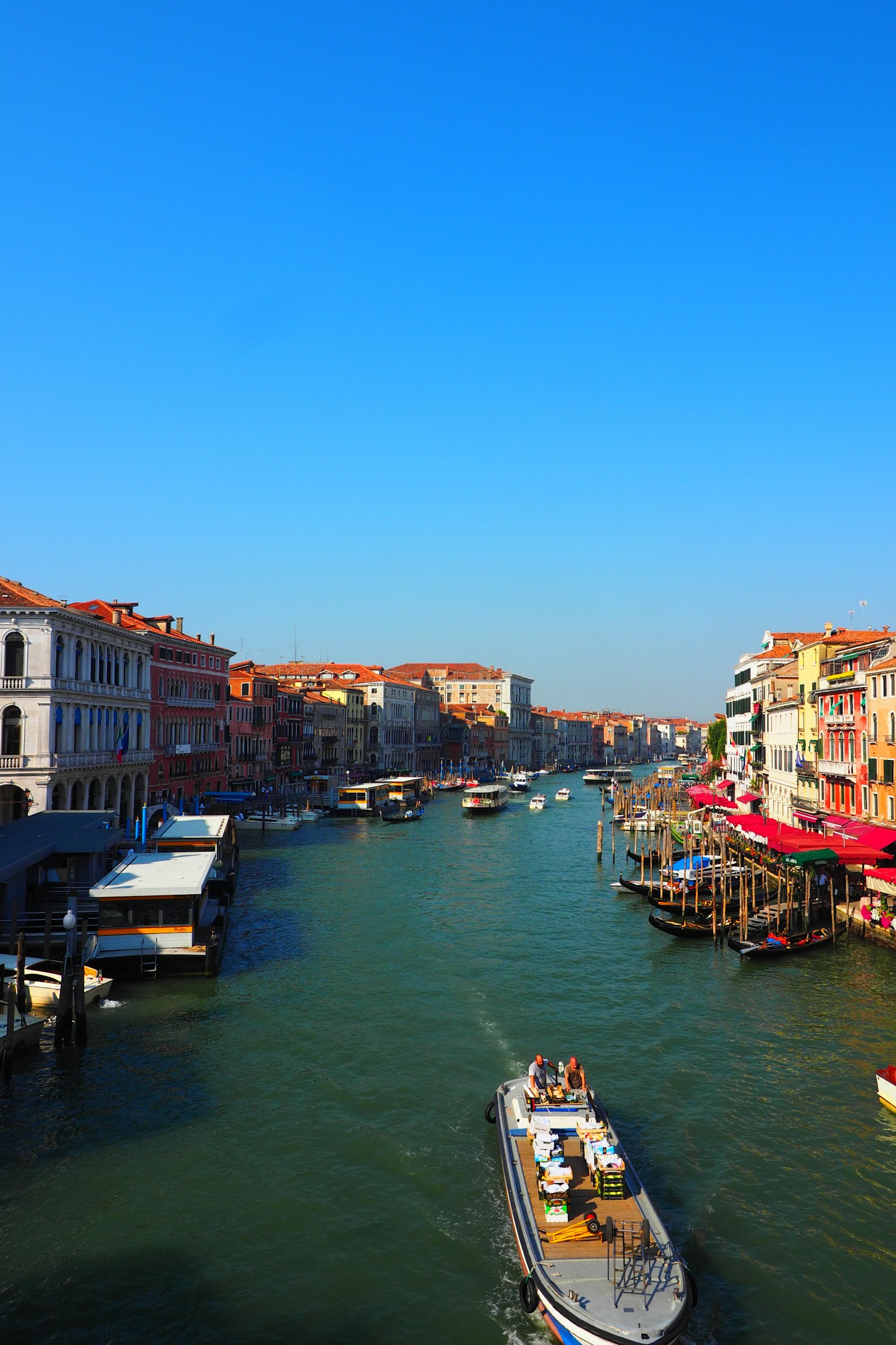 Cảnh Venice với thuyền trên kênh dưới bầu trời xanh