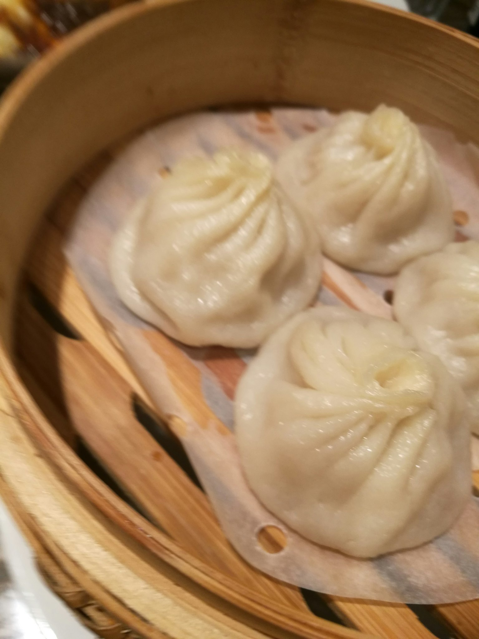 Dumpling kukus disusun dalam pengukus bambu