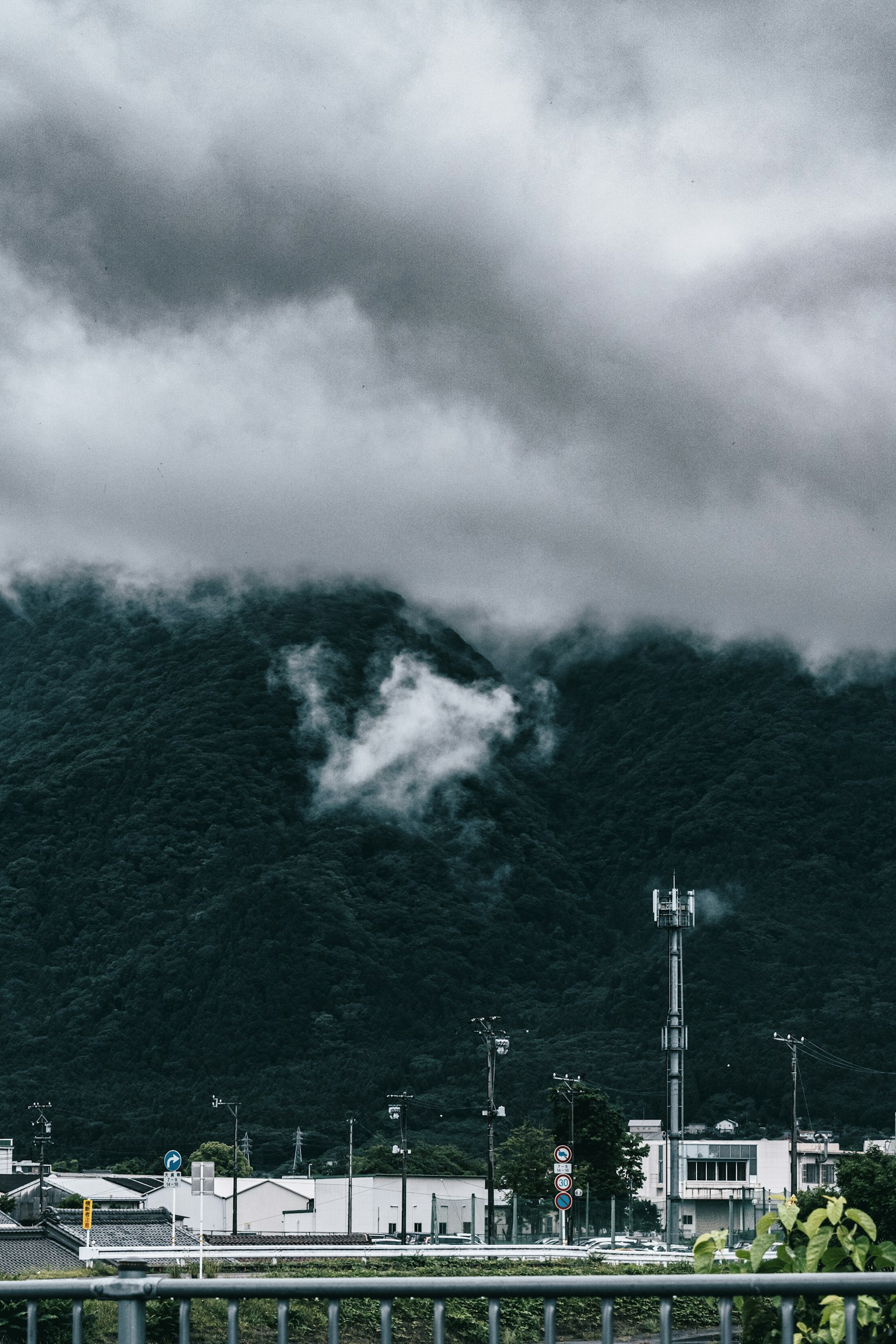 山與雲的風景，有建築物和通信塔