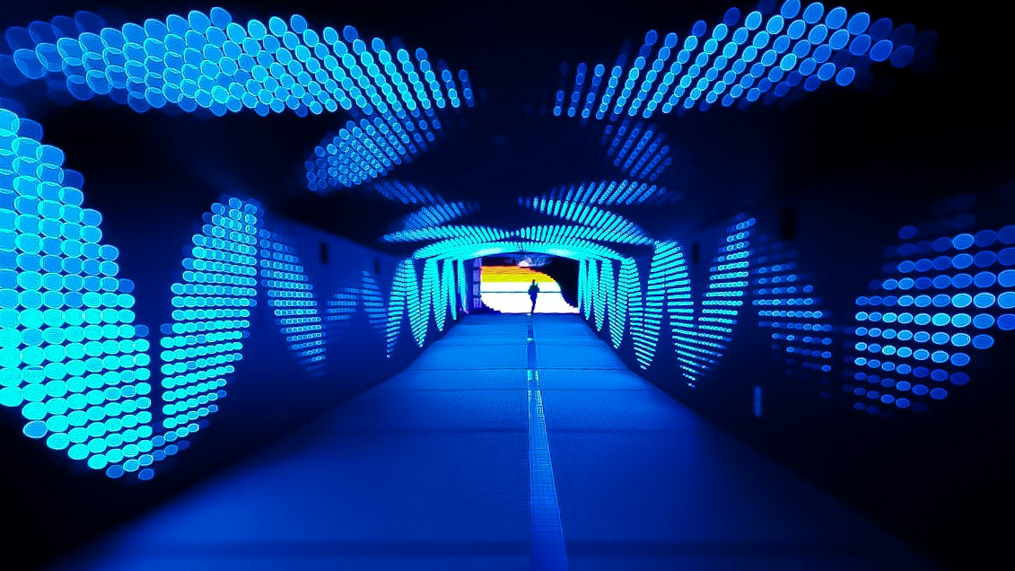 couloir dans un tunnel de LED bleues en points