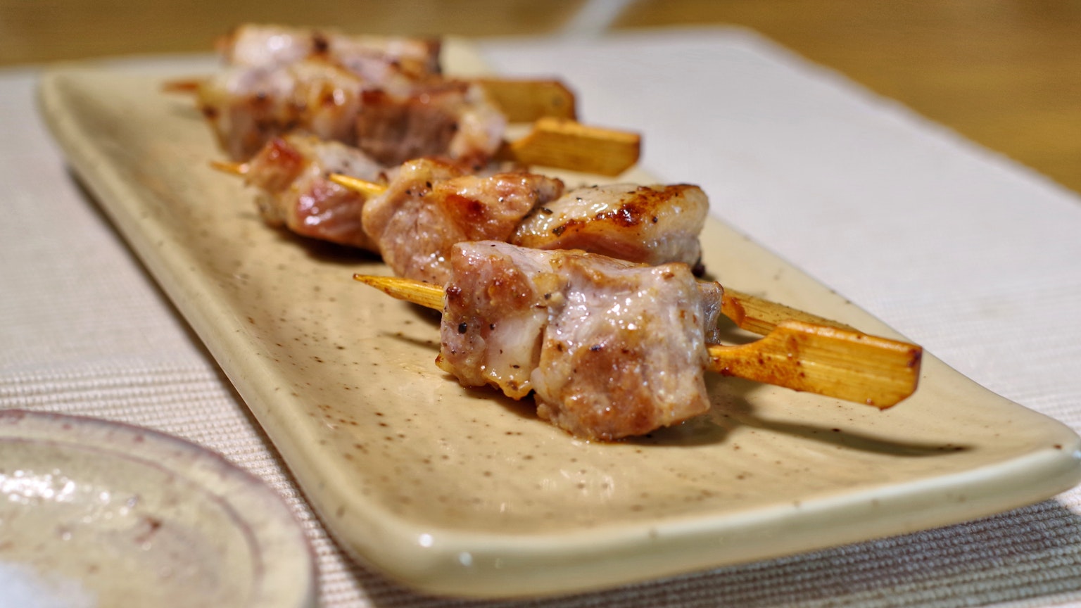 Brochettes de viande grillées servies sur une assiette