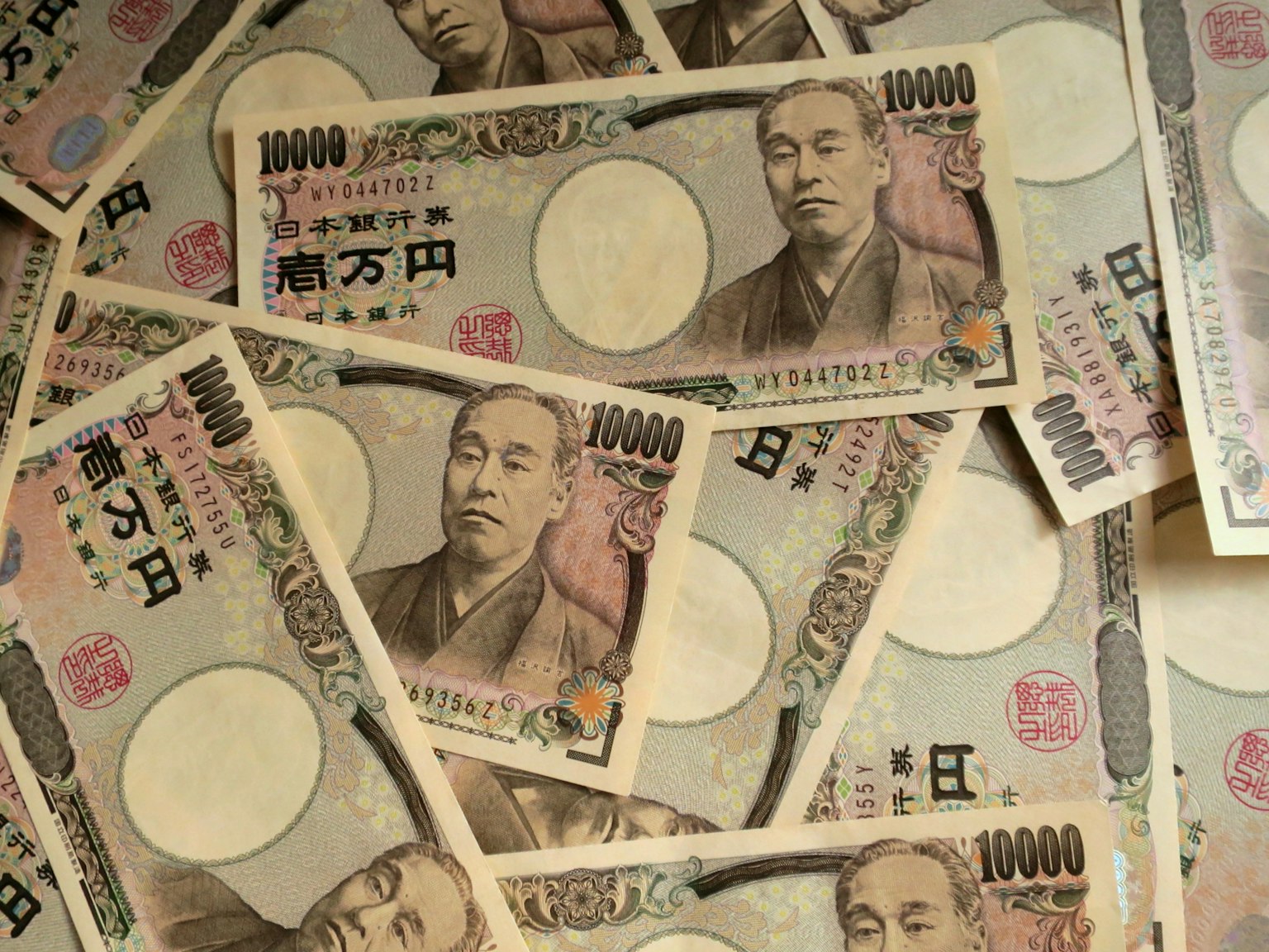 散落在表面的日本1000日元鈔票