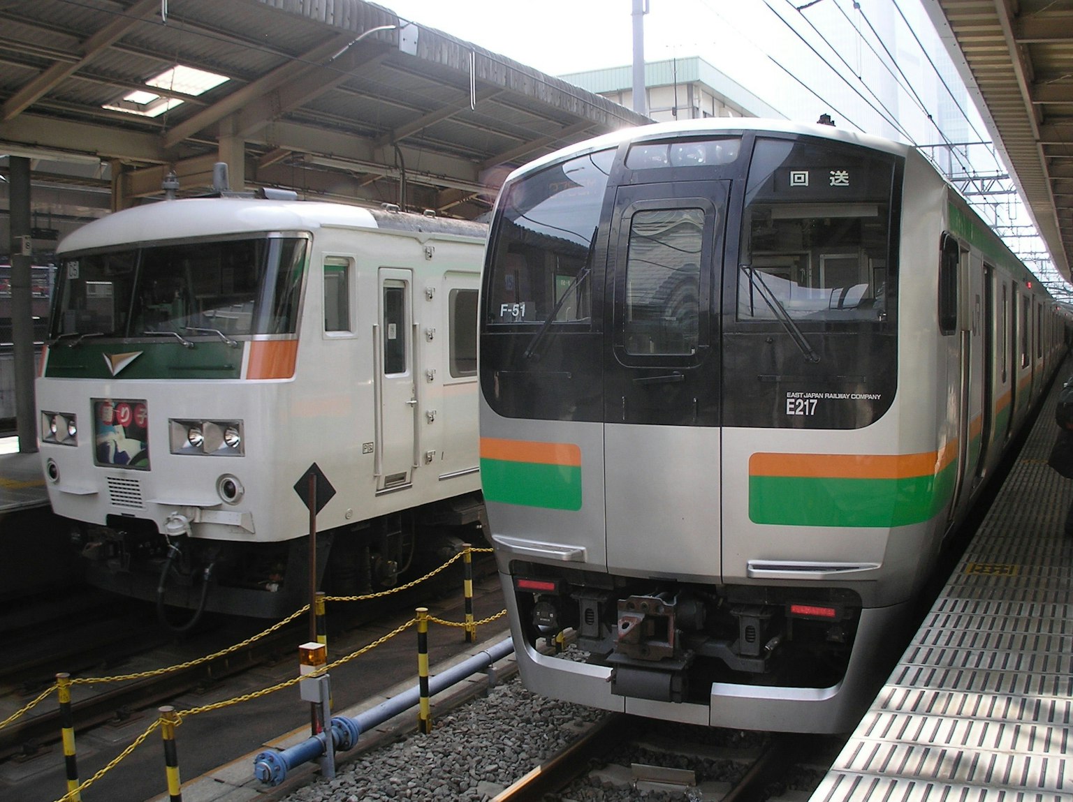 Dua kereta di stasiun yang menampilkan desain tua dan kendaraan desain modern