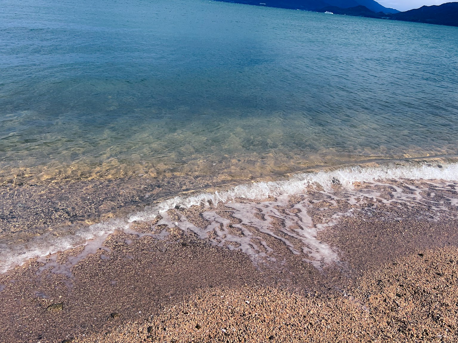Vagues calmes de la mer et paysage de plage de sable